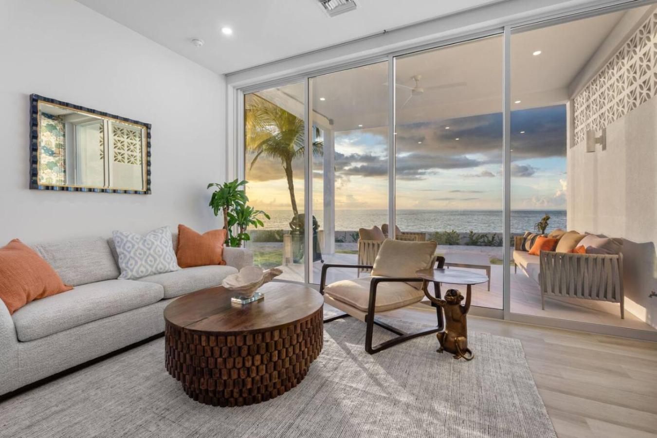 Oceanfront Sunset Patio w/ BBQ + Pool, Gym & Spa