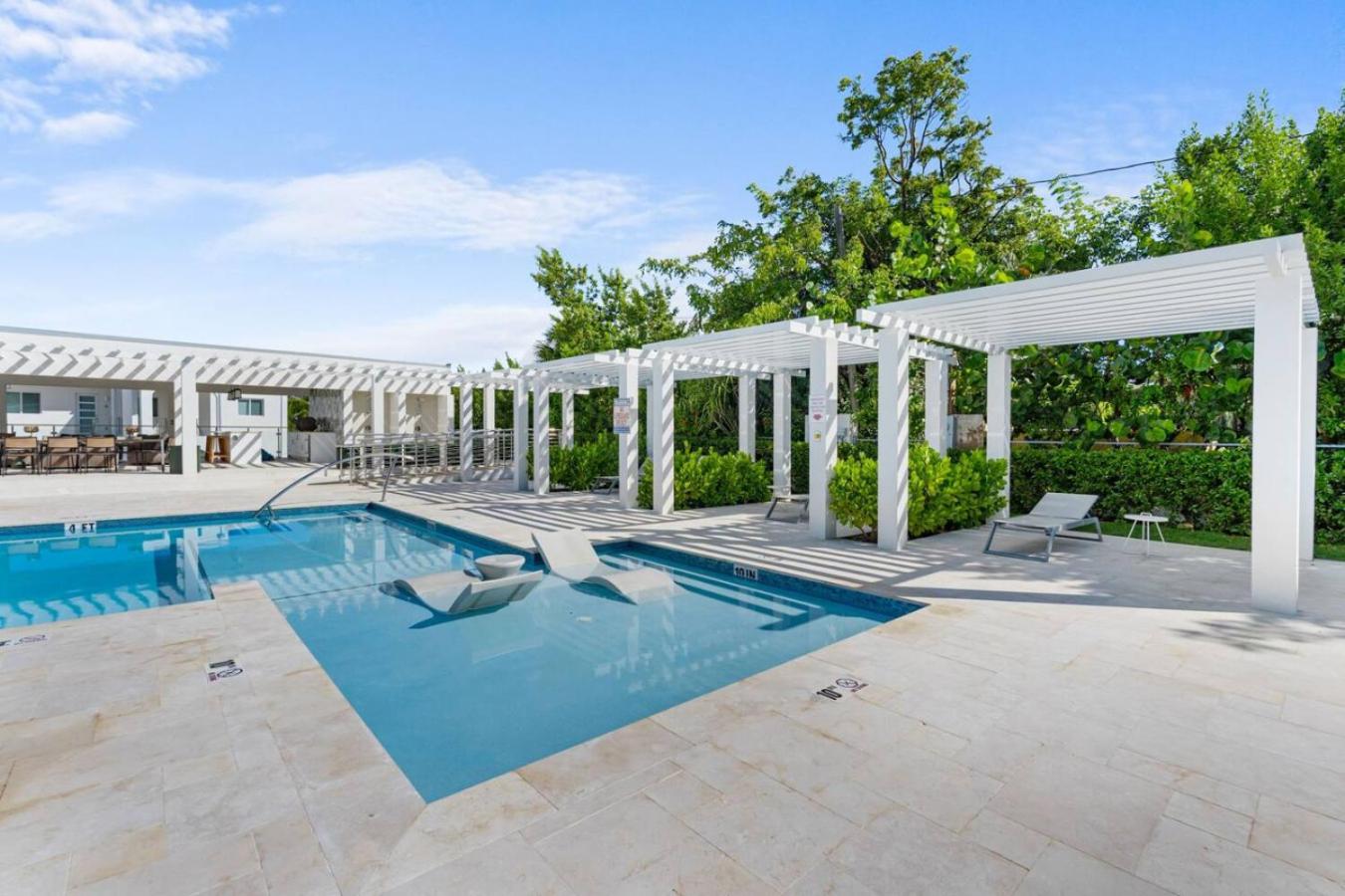 Oceanfront Sunset Patio w/ BBQ + Pool, Gym & Spa