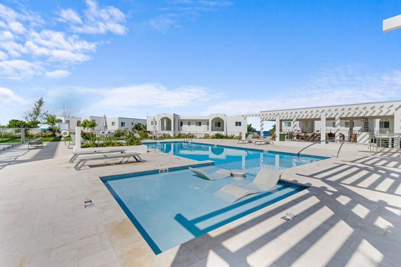 Oceanfront Sunset Patio w/ BBQ + Pool, Gym & Spa