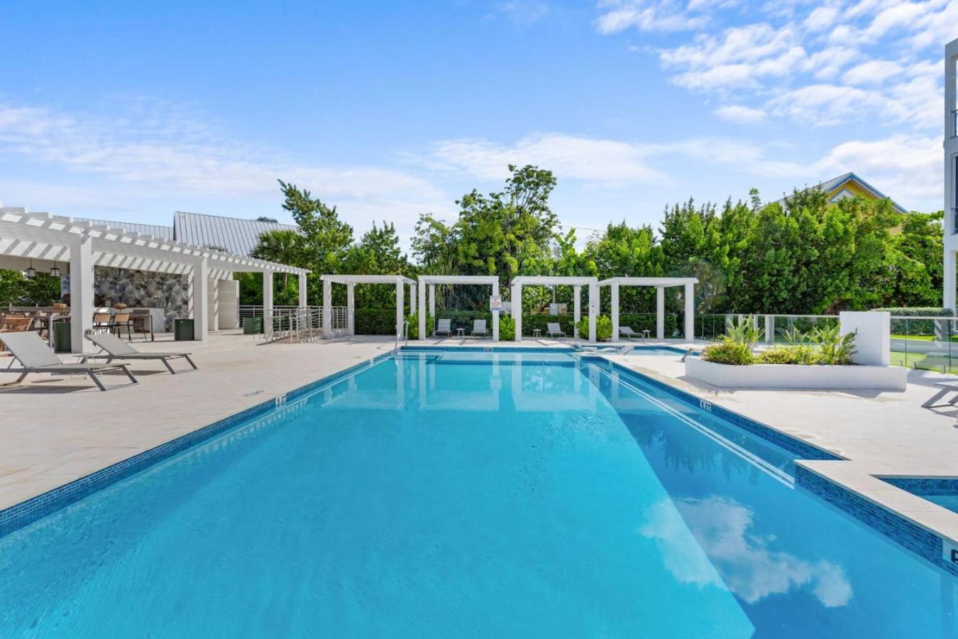 Oceanfront Sunset Patio w/ BBQ + Pool, Gym & Spa