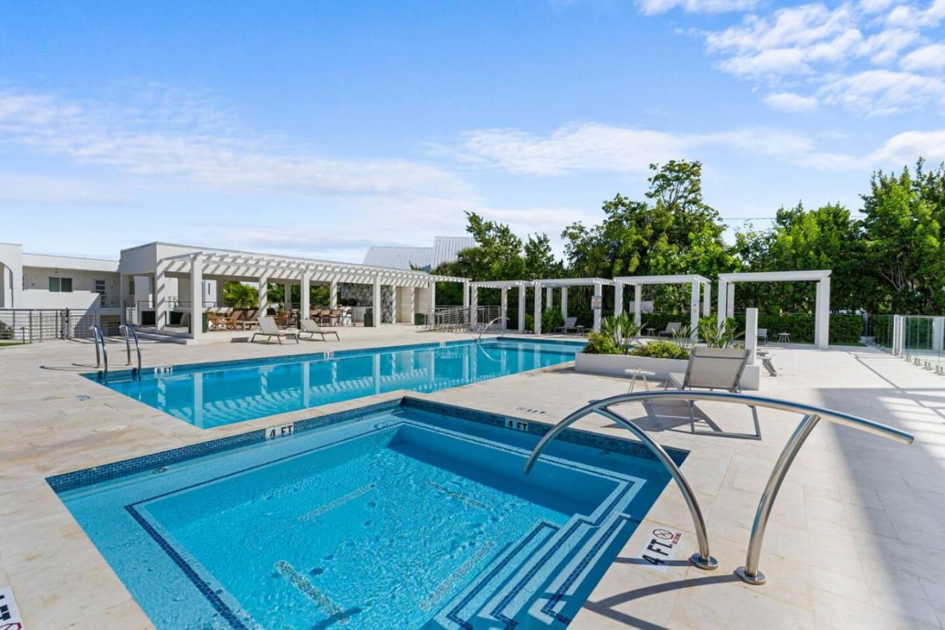 Oceanfront Sunset Patio w/ BBQ + Pool, Gym & Spa