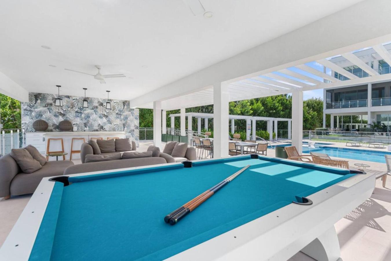 Oceanfront Sunset Patio w/ BBQ + Pool, Gym & Spa