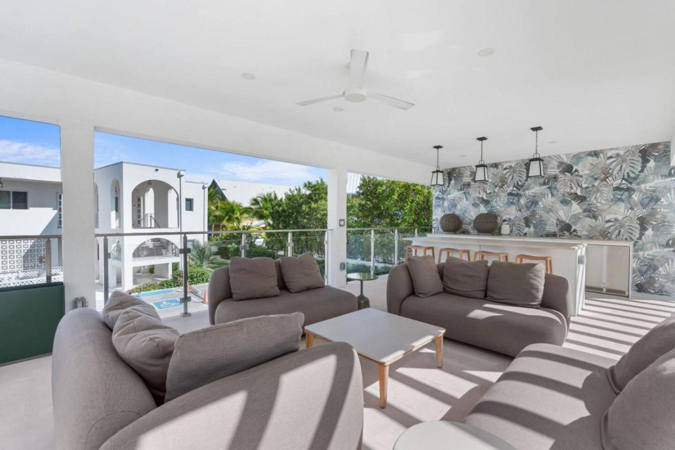Oceanfront Sunset Patio w/ BBQ + Pool, Gym & Spa