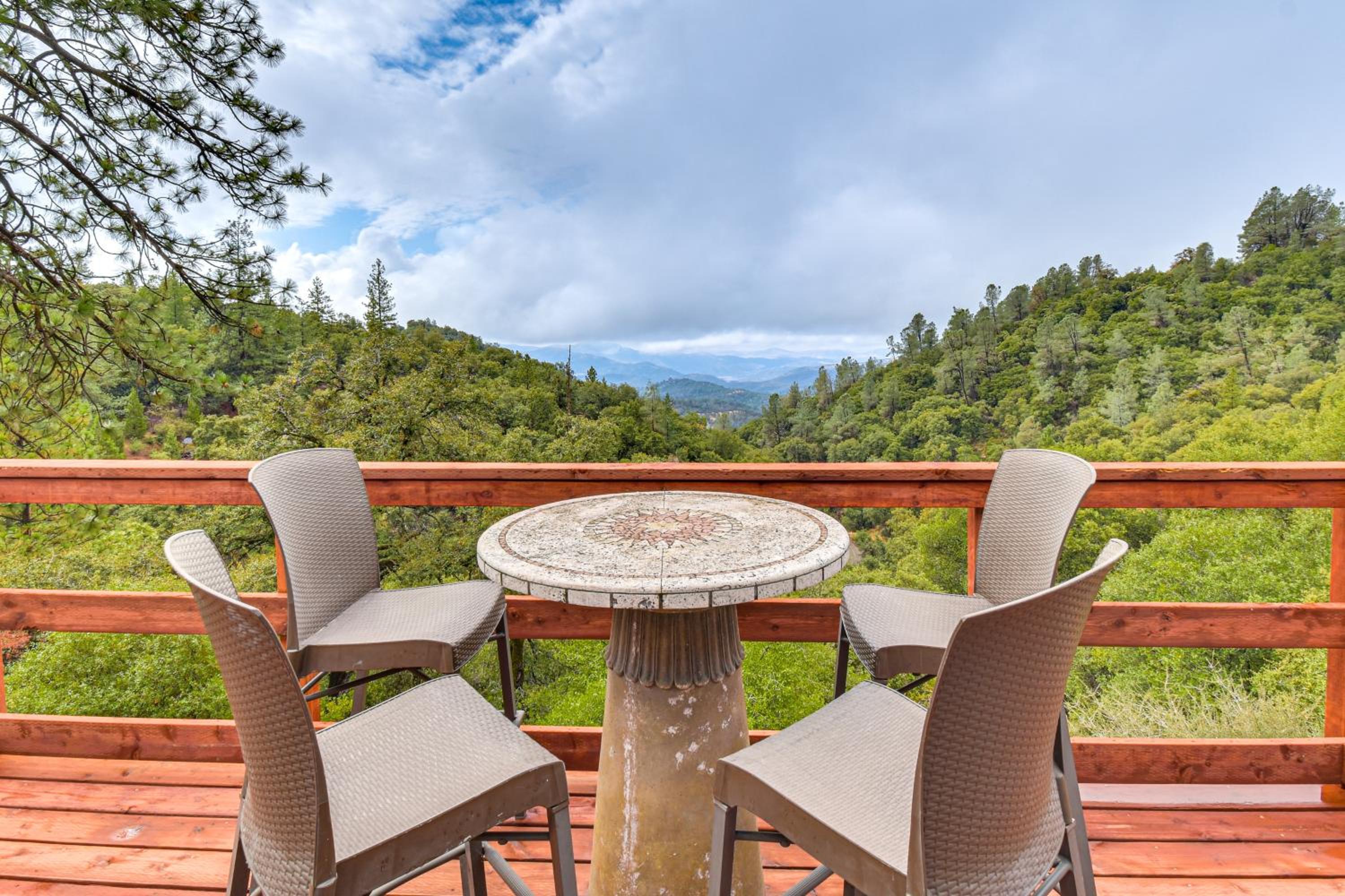 Mtn-View Coulter Escape with Rustic Tree Lookout