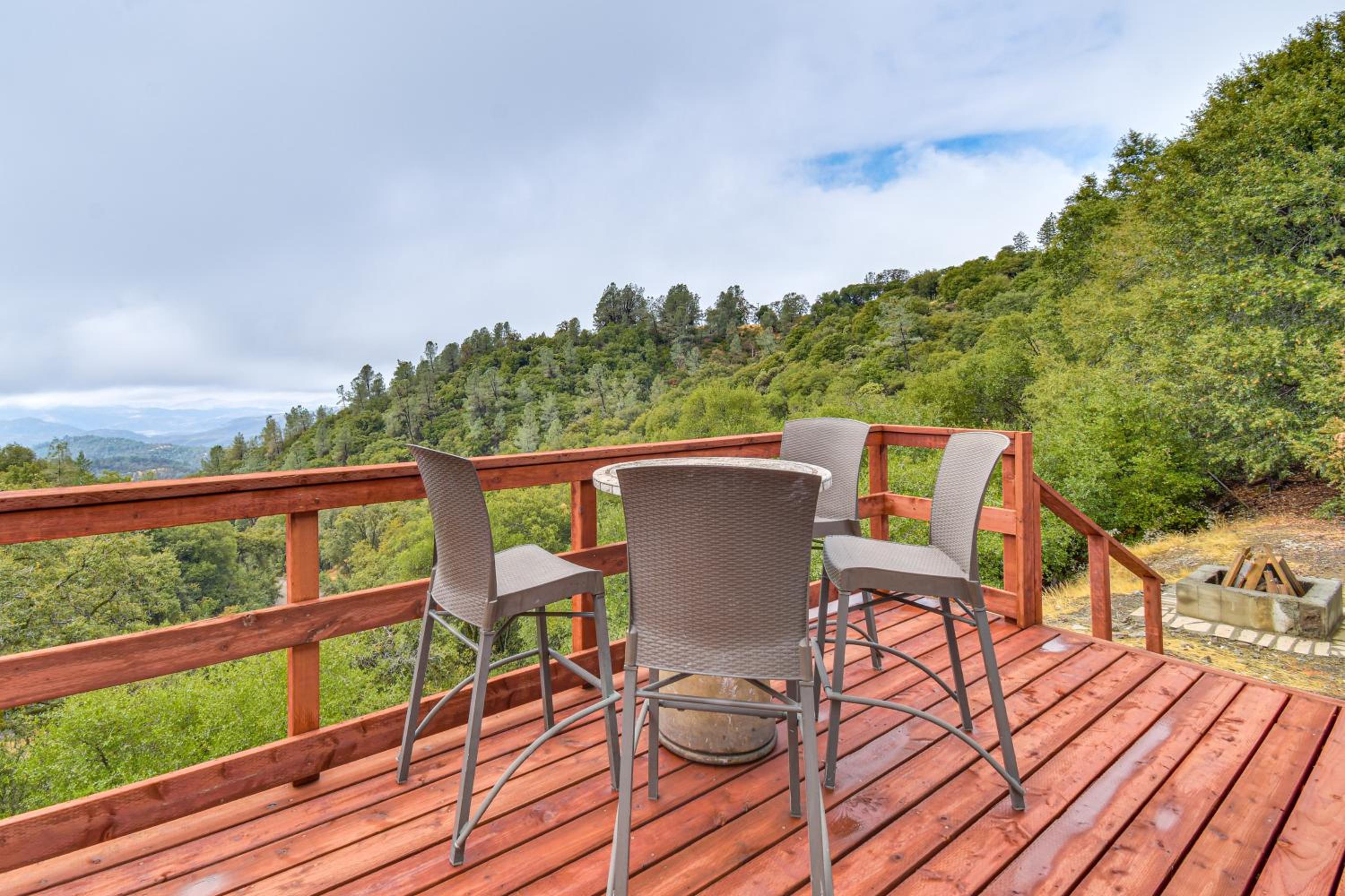 Mtn-View Coulter Escape with Rustic Tree Lookout