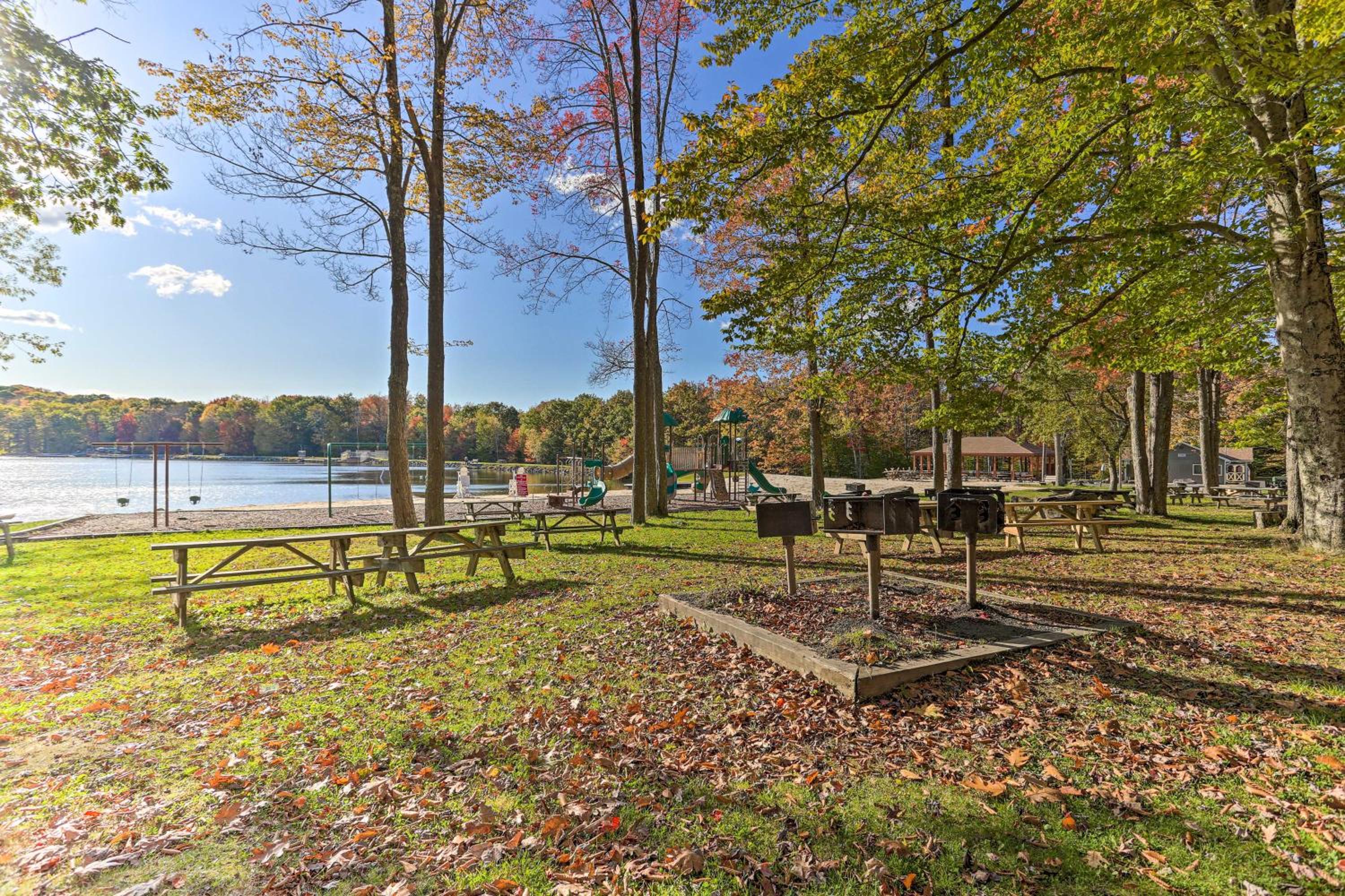 Fishing, Fun and Fall Foliage! Pocono Lake Cabin