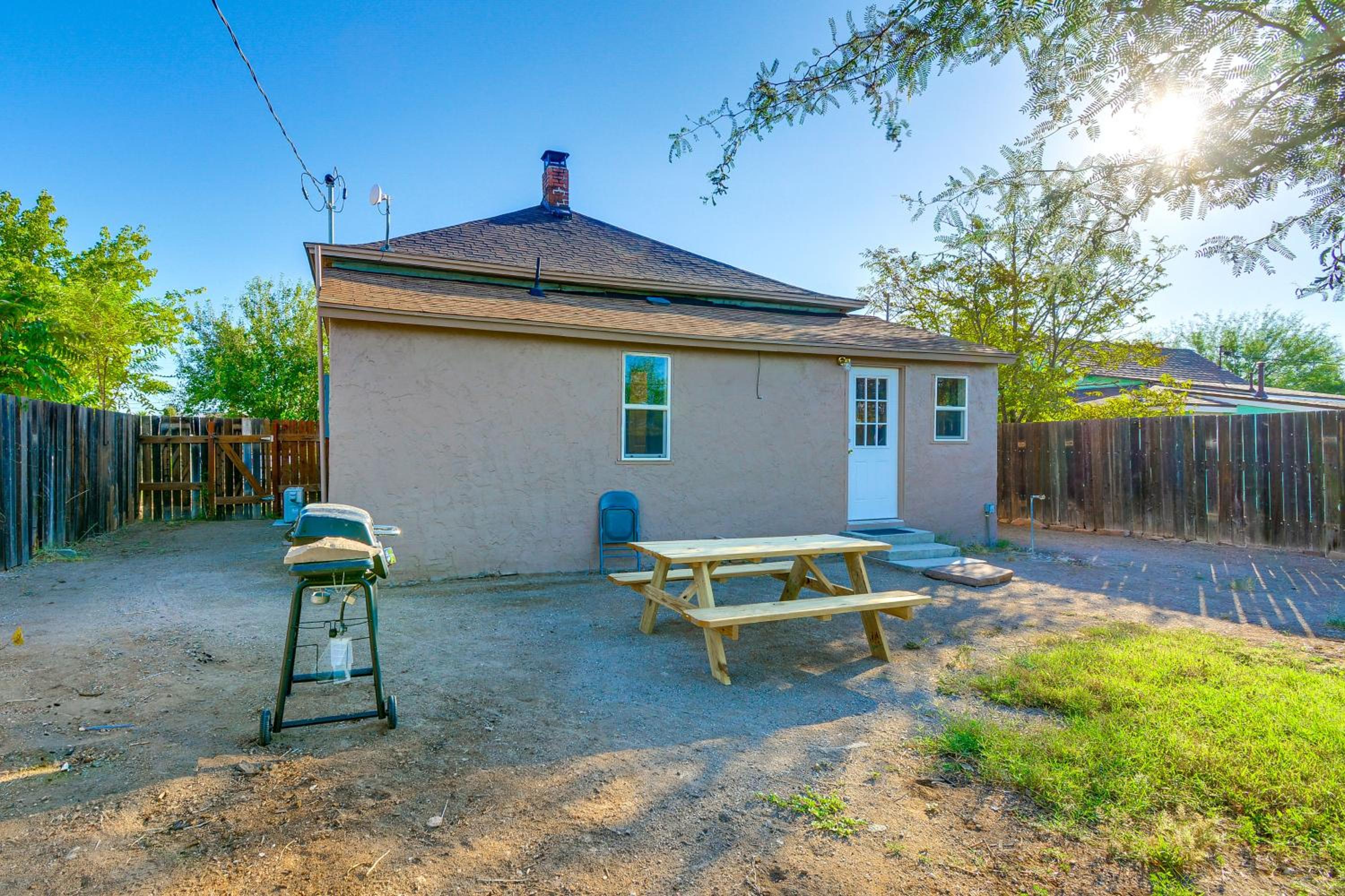 Walkable Location, Fenced Yard Wickenburg Home!