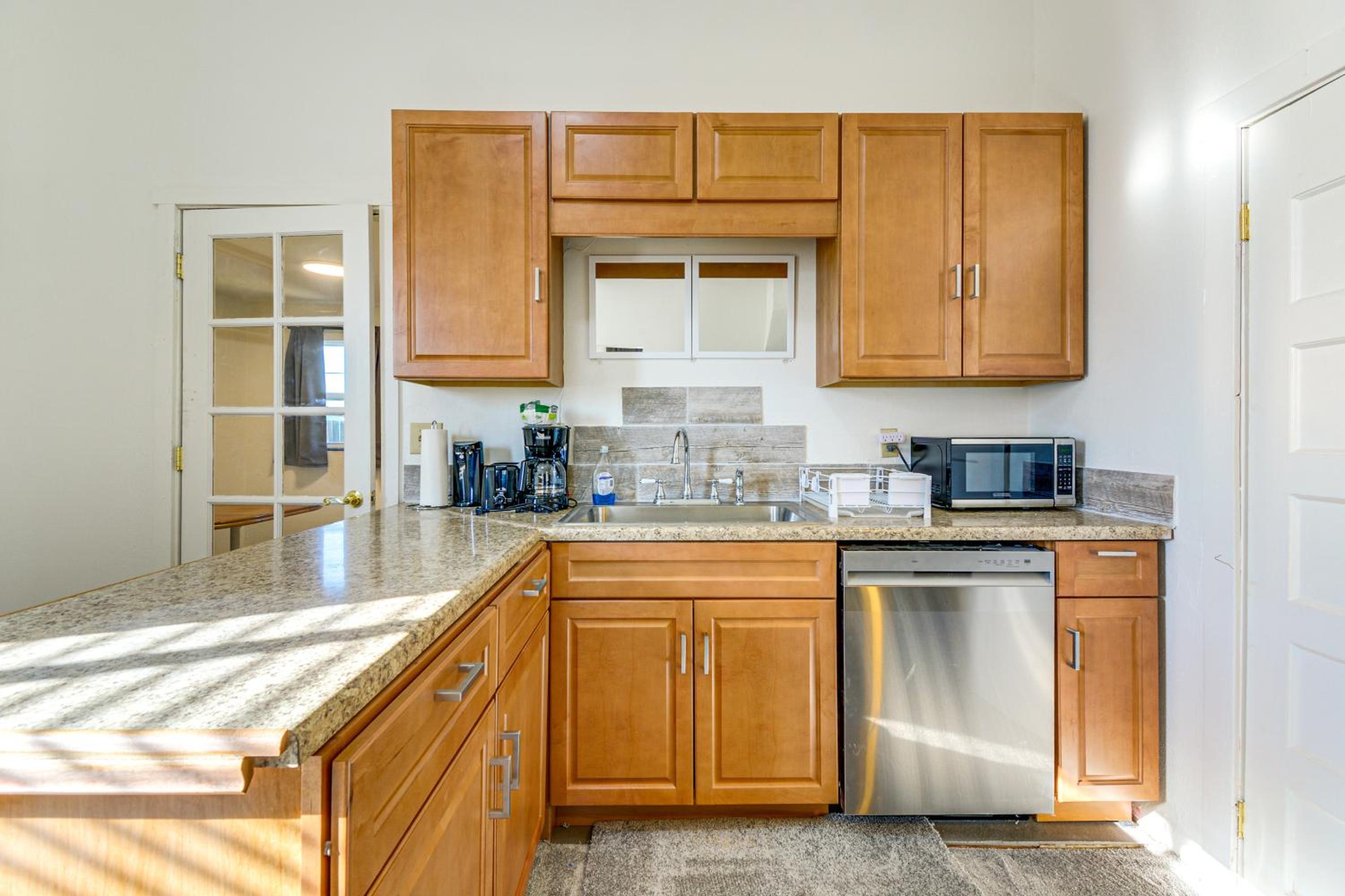 Walkable Location, Fenced Yard Wickenburg Home!
