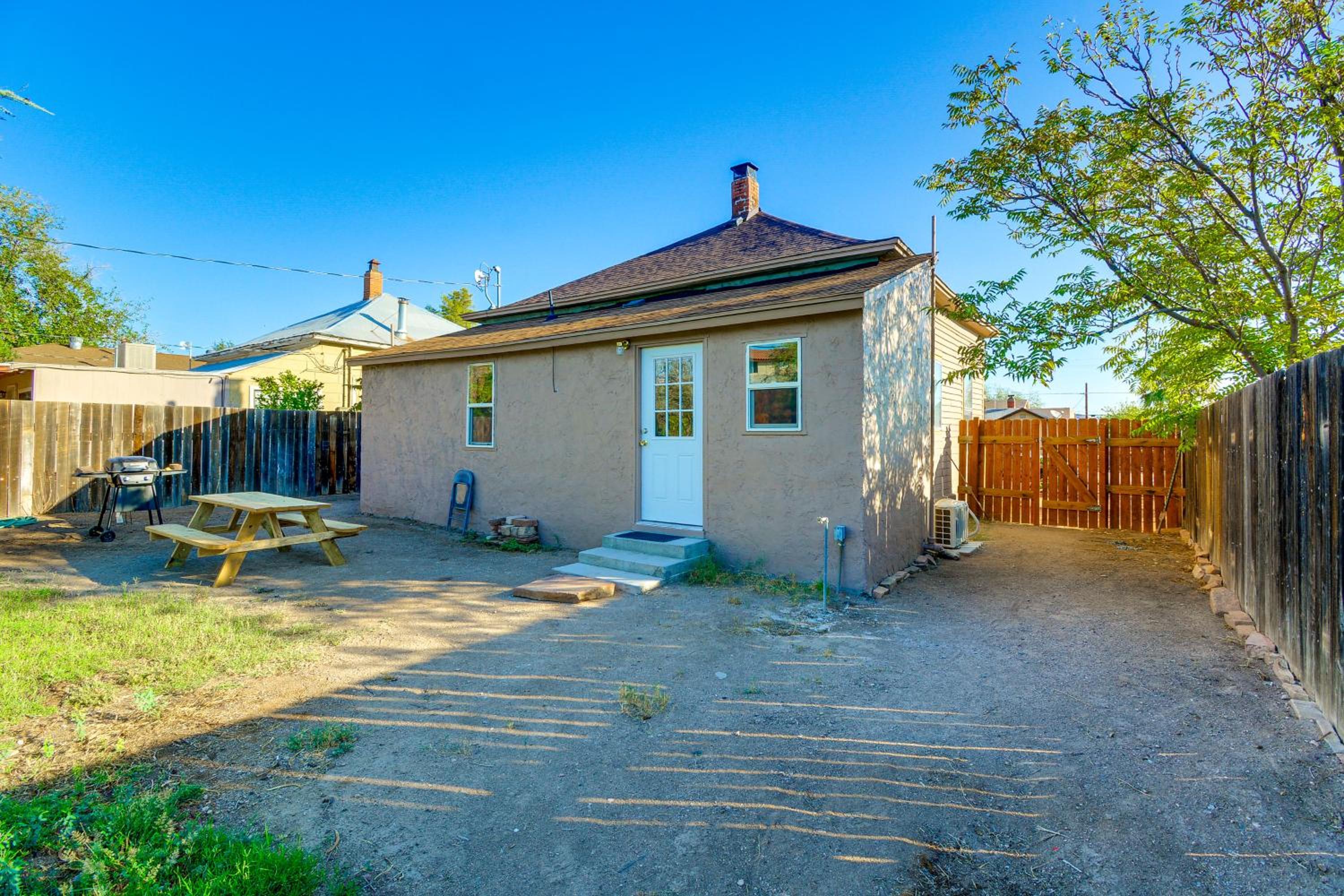 Walkable Location, Fenced Yard Wickenburg Home!