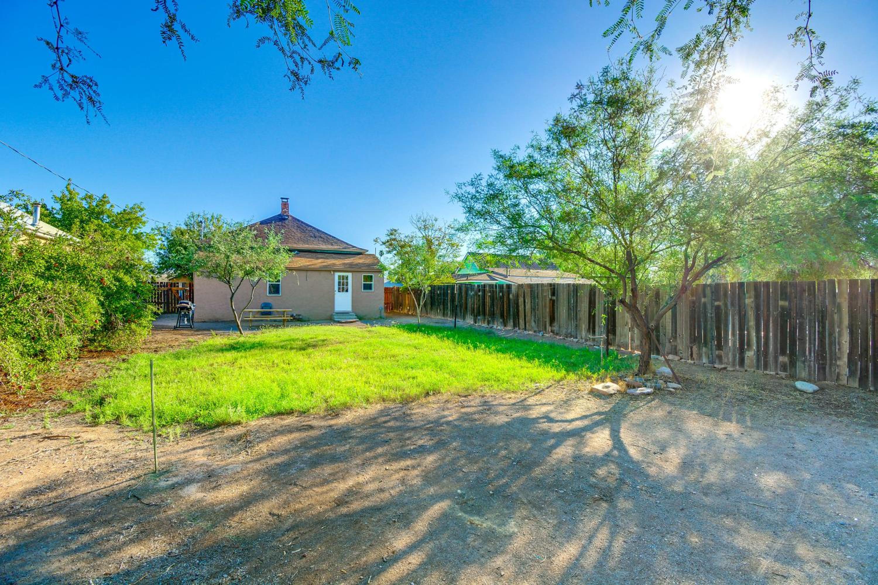 Walkable Location, Fenced Yard Wickenburg Home!