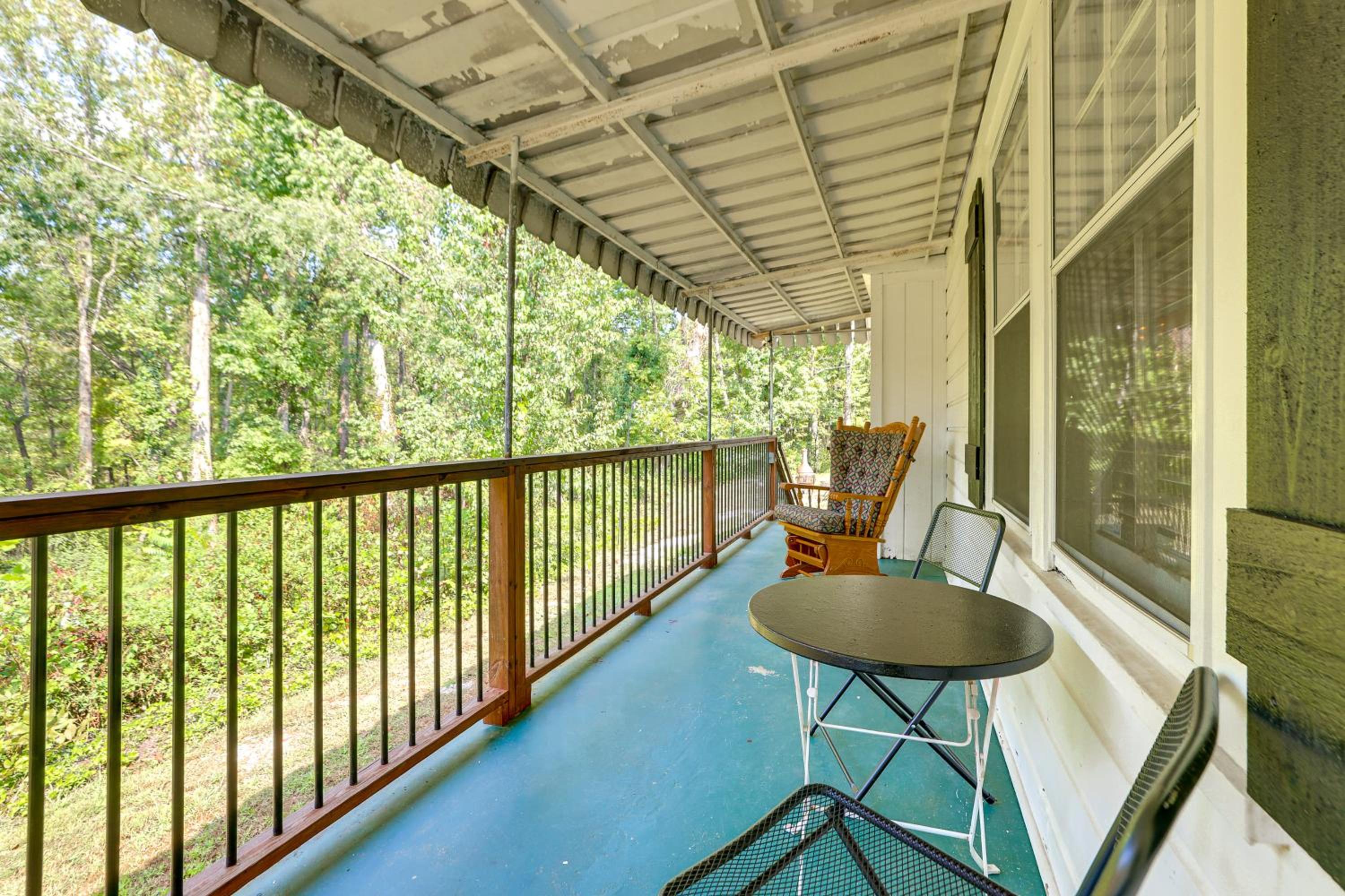 Less Than 1 Mi to Paris Mtn State Park Retreat with Deck!