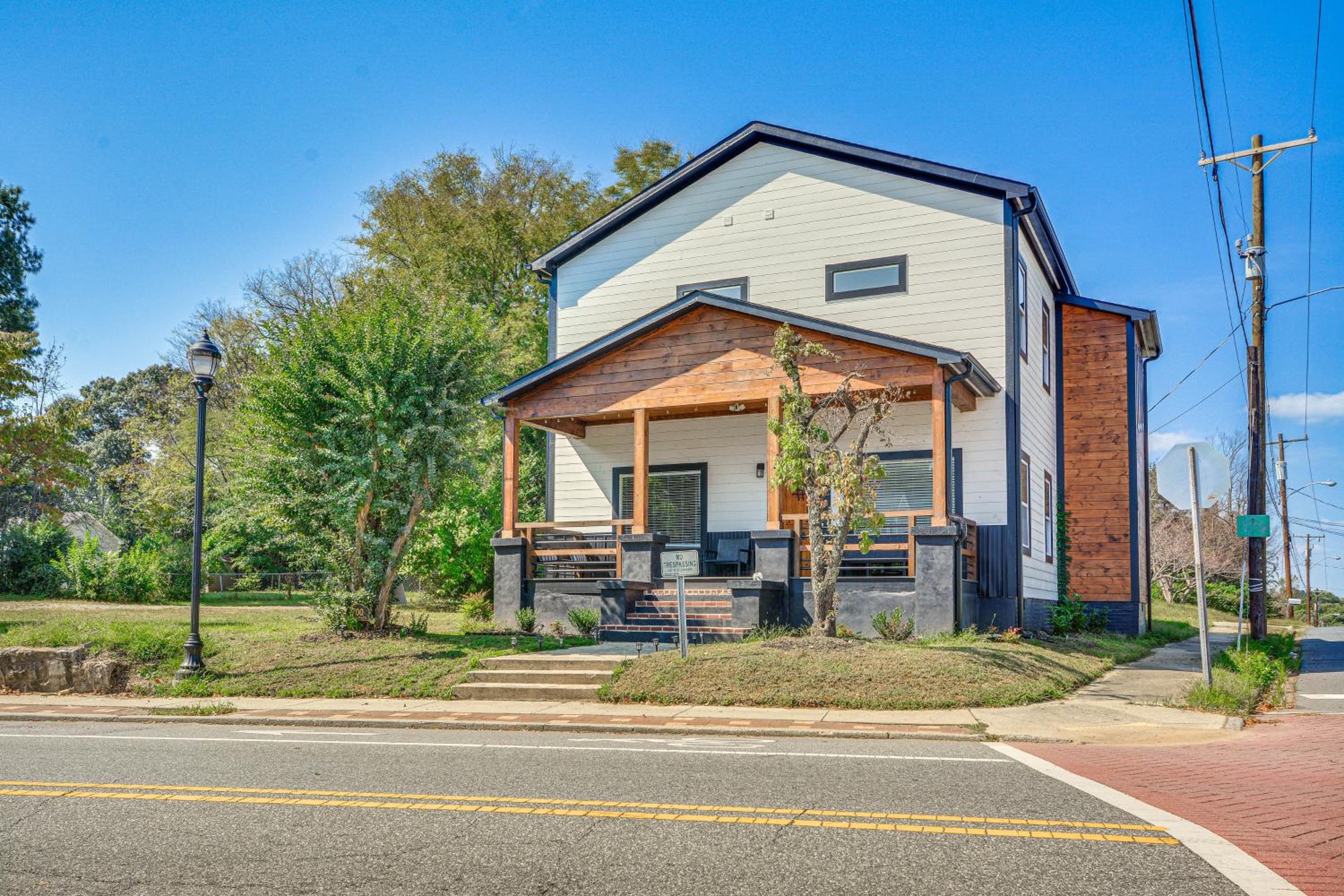 College Hub 1 Mi to Dtwn Greensboro Group Escape