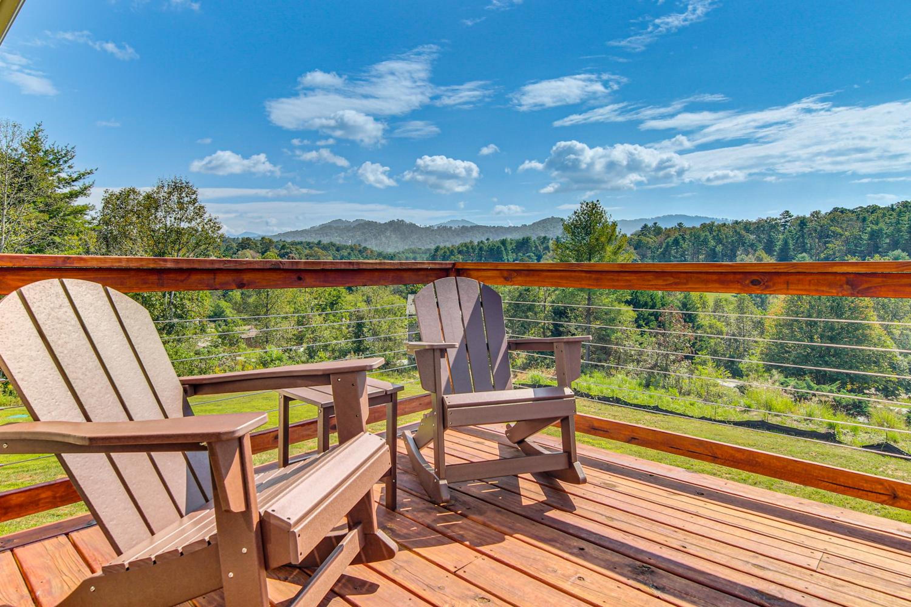 5 Mi to Dtwn, Stunning Views Weaverville Retreat!