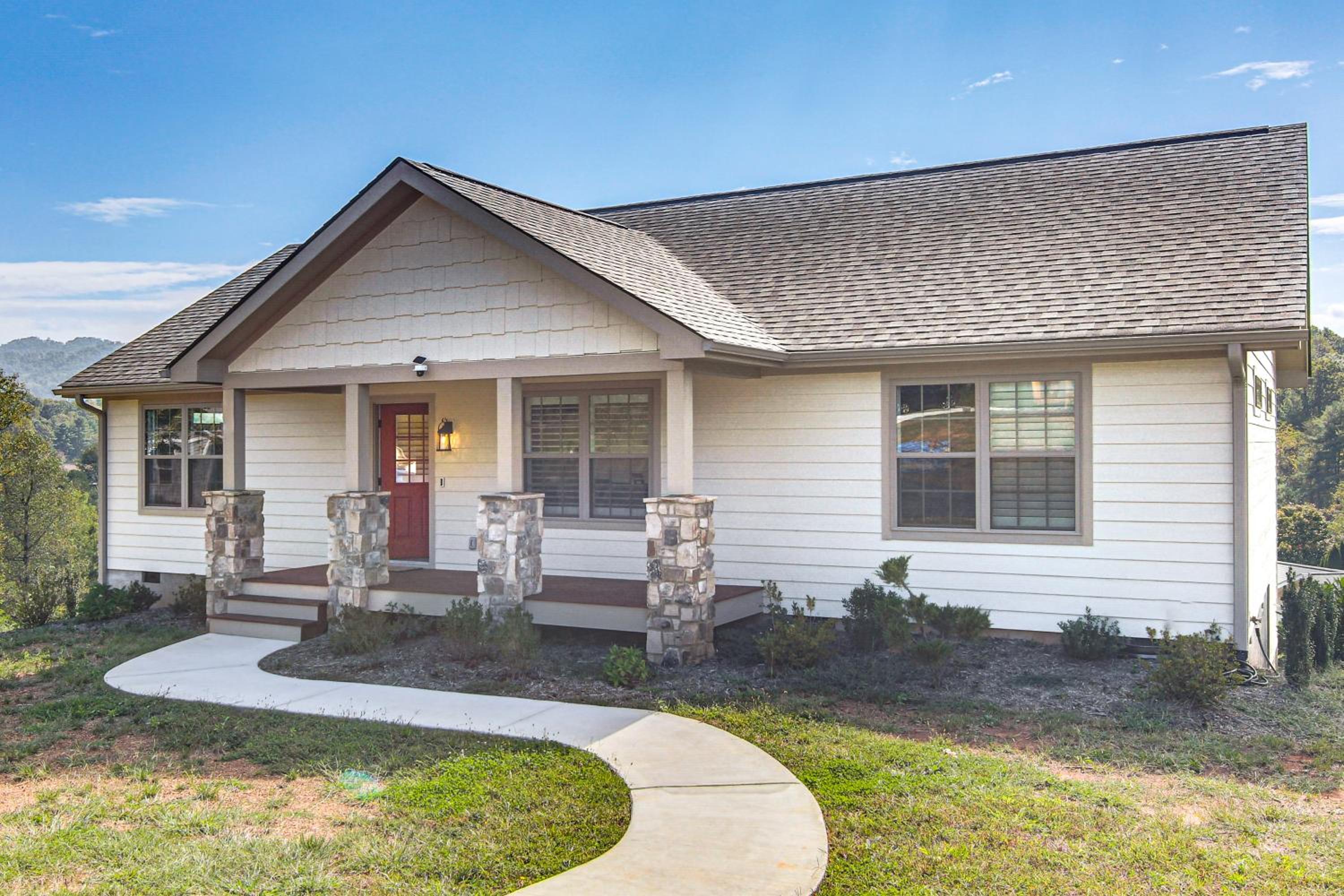 5 Mi to Dtwn, Stunning Views Weaverville Retreat!