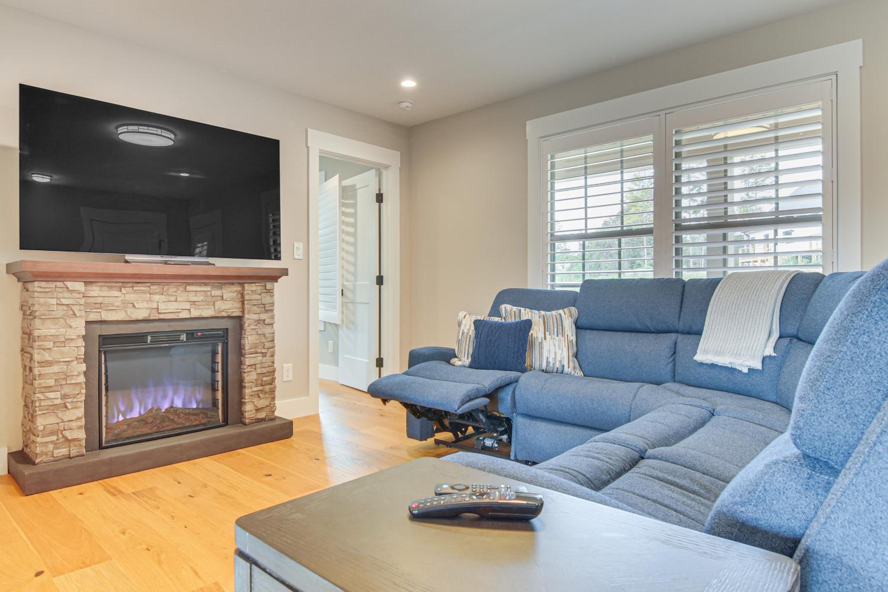5 Mi to Dtwn, Stunning Views Weaverville Retreat!