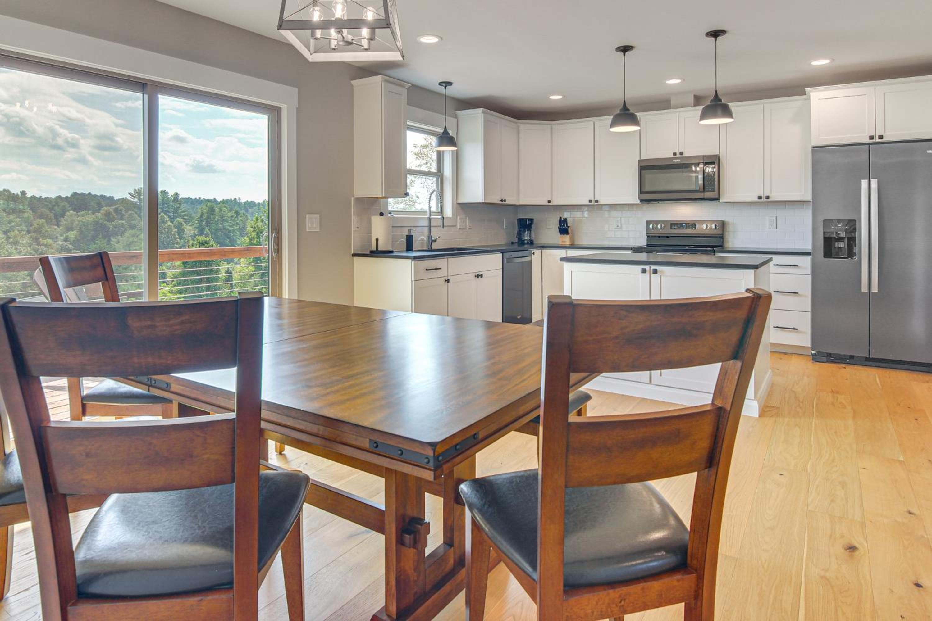 5 Mi to Dtwn, Stunning Views Weaverville Retreat!