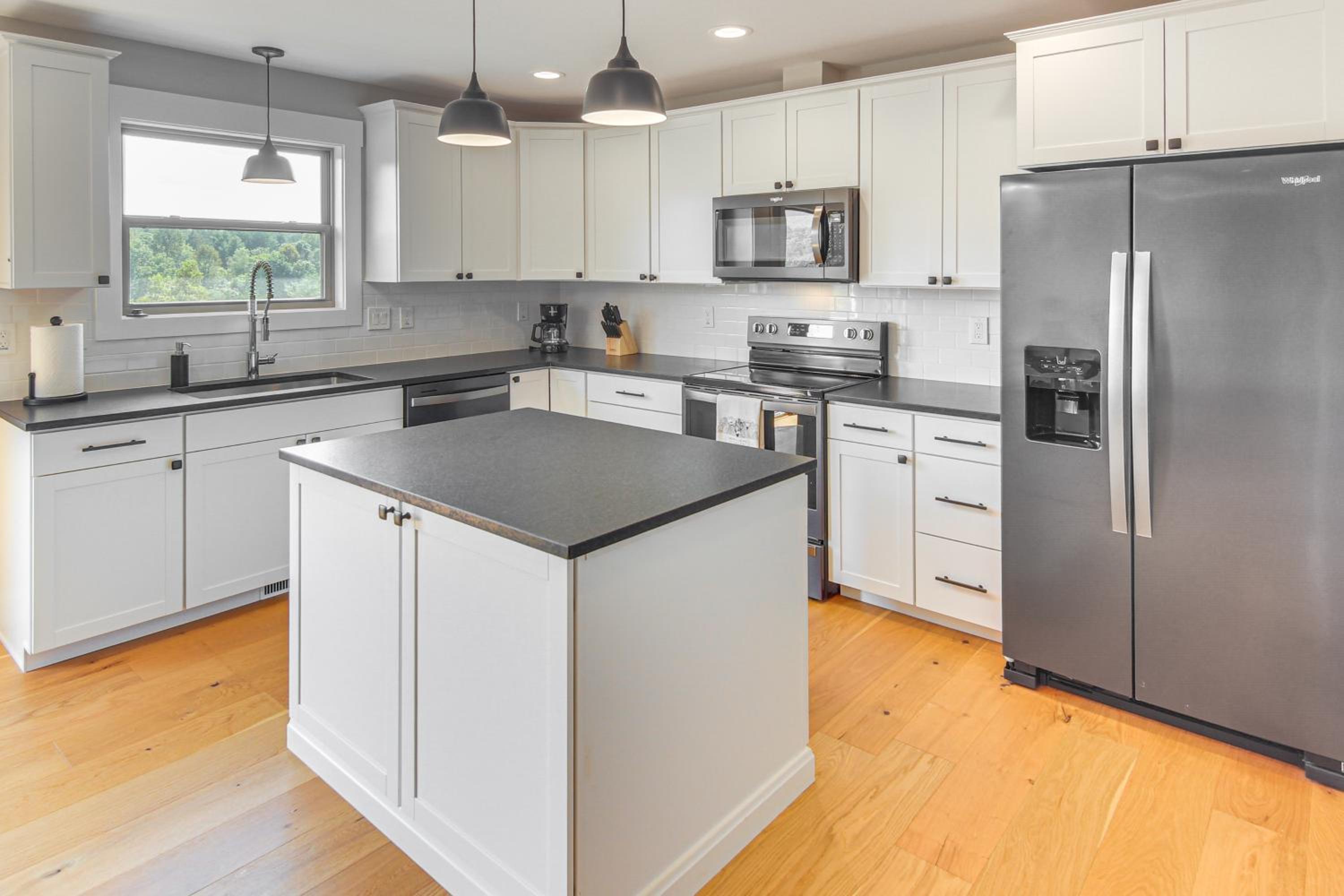 5 Mi to Dtwn, Stunning Views Weaverville Retreat!