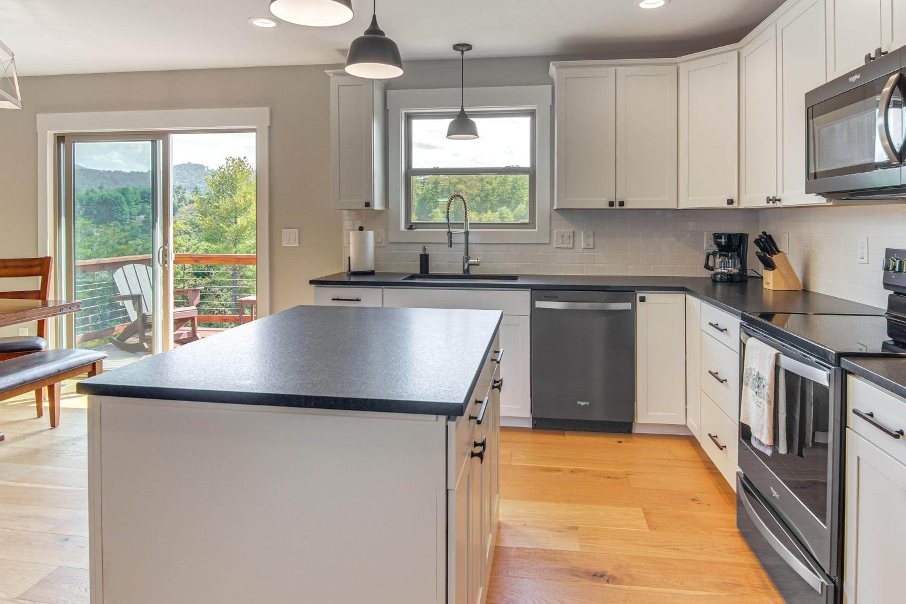 5 Mi to Dtwn, Stunning Views Weaverville Retreat!