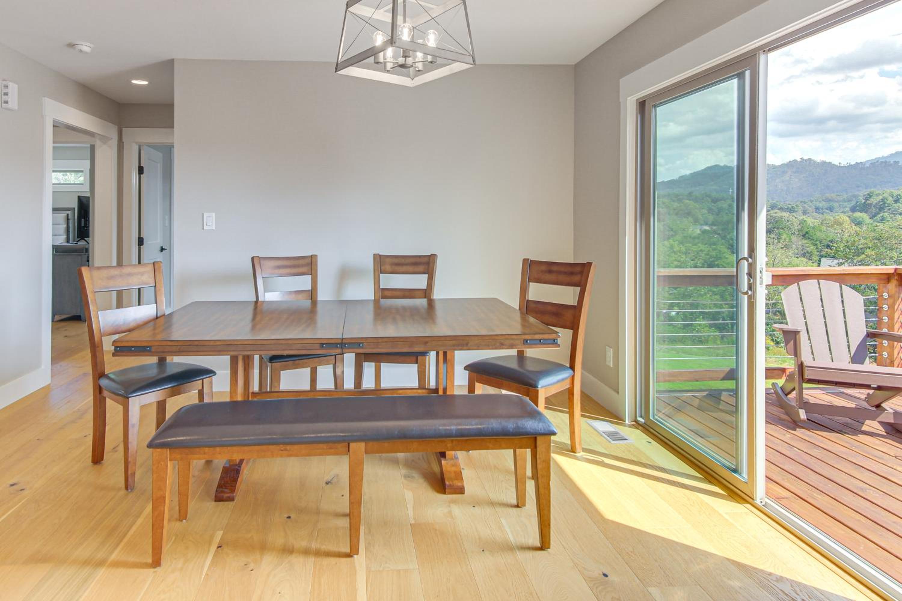 5 Mi to Dtwn, Stunning Views Weaverville Retreat!
