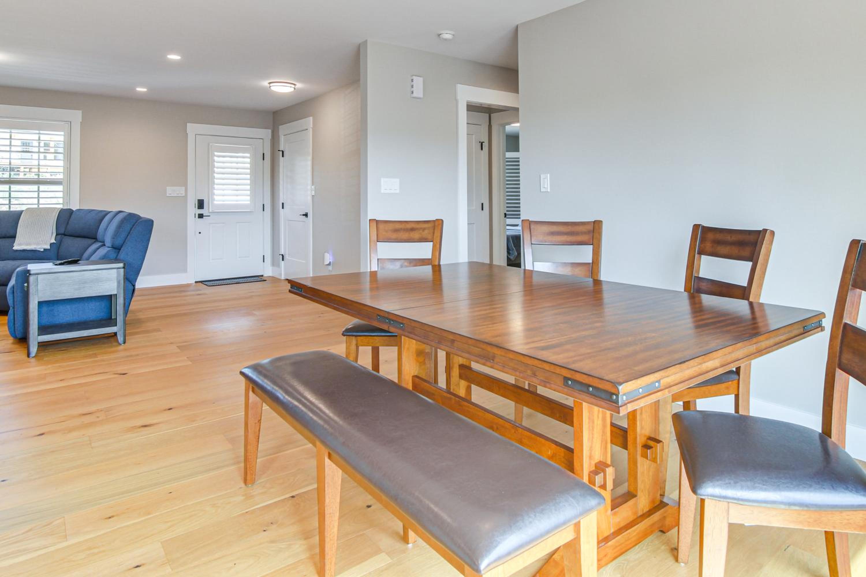5 Mi to Dtwn, Stunning Views Weaverville Retreat!