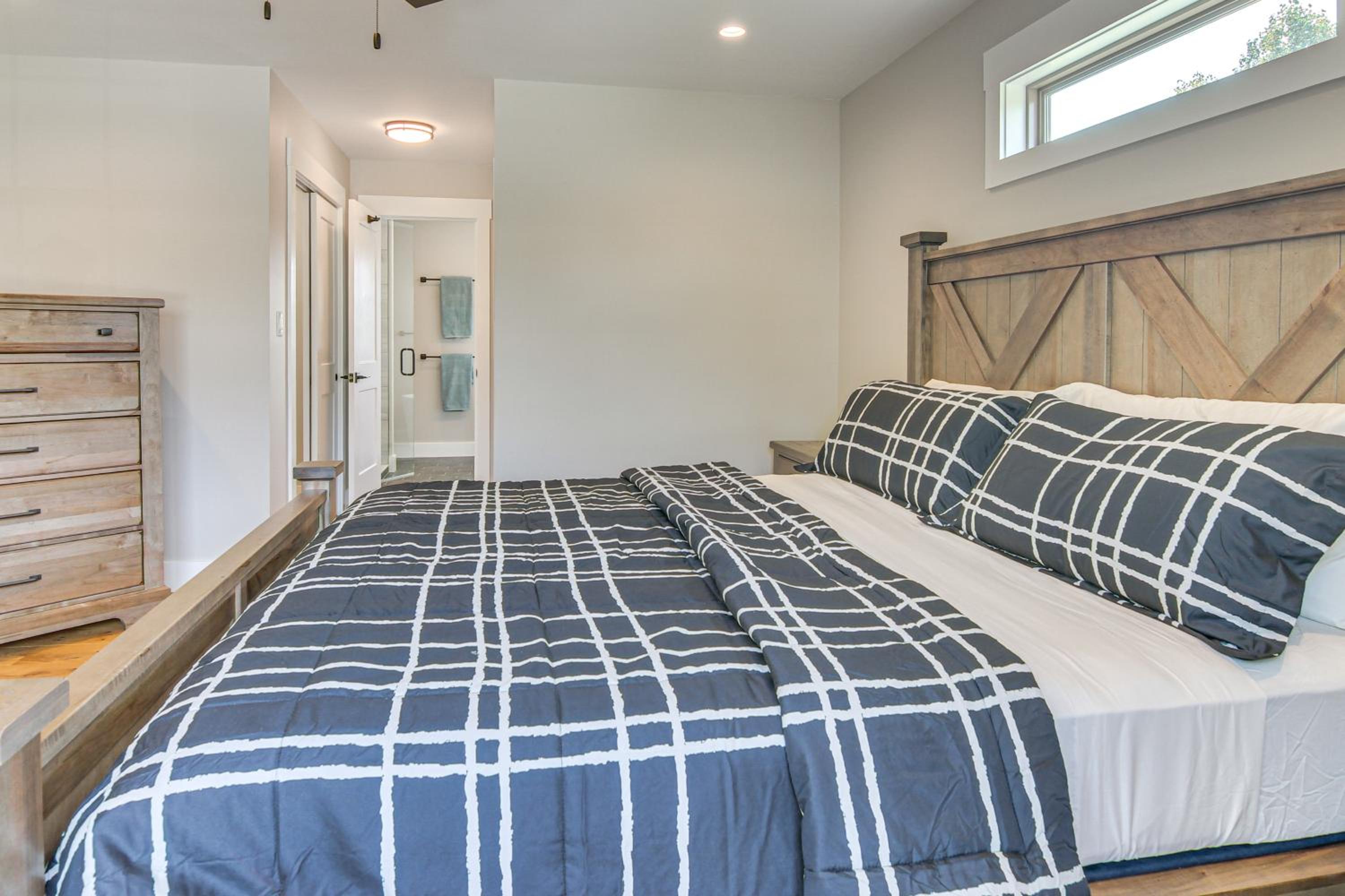 5 Mi to Dtwn, Stunning Views Weaverville Retreat!