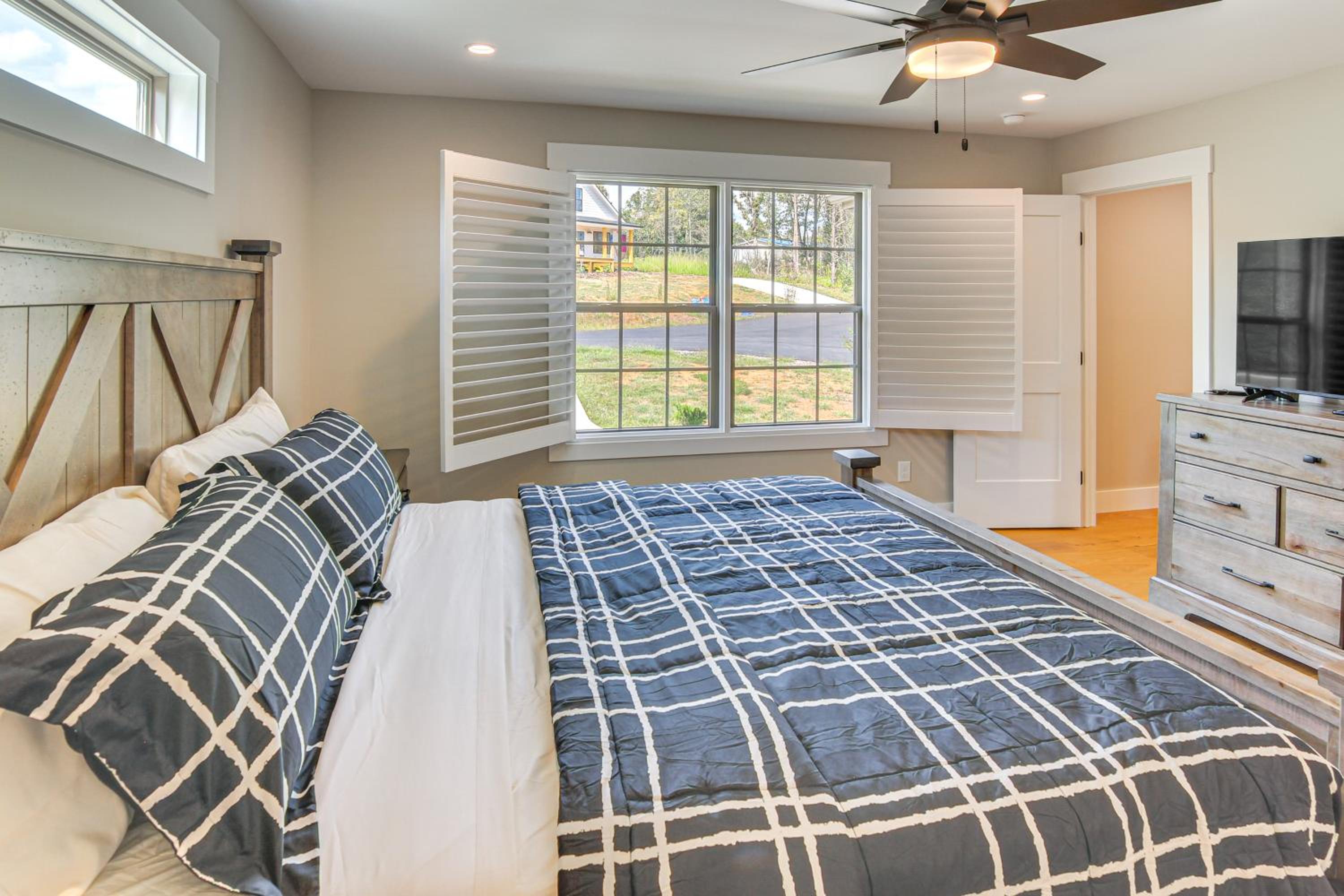5 Mi to Dtwn, Stunning Views Weaverville Retreat!
