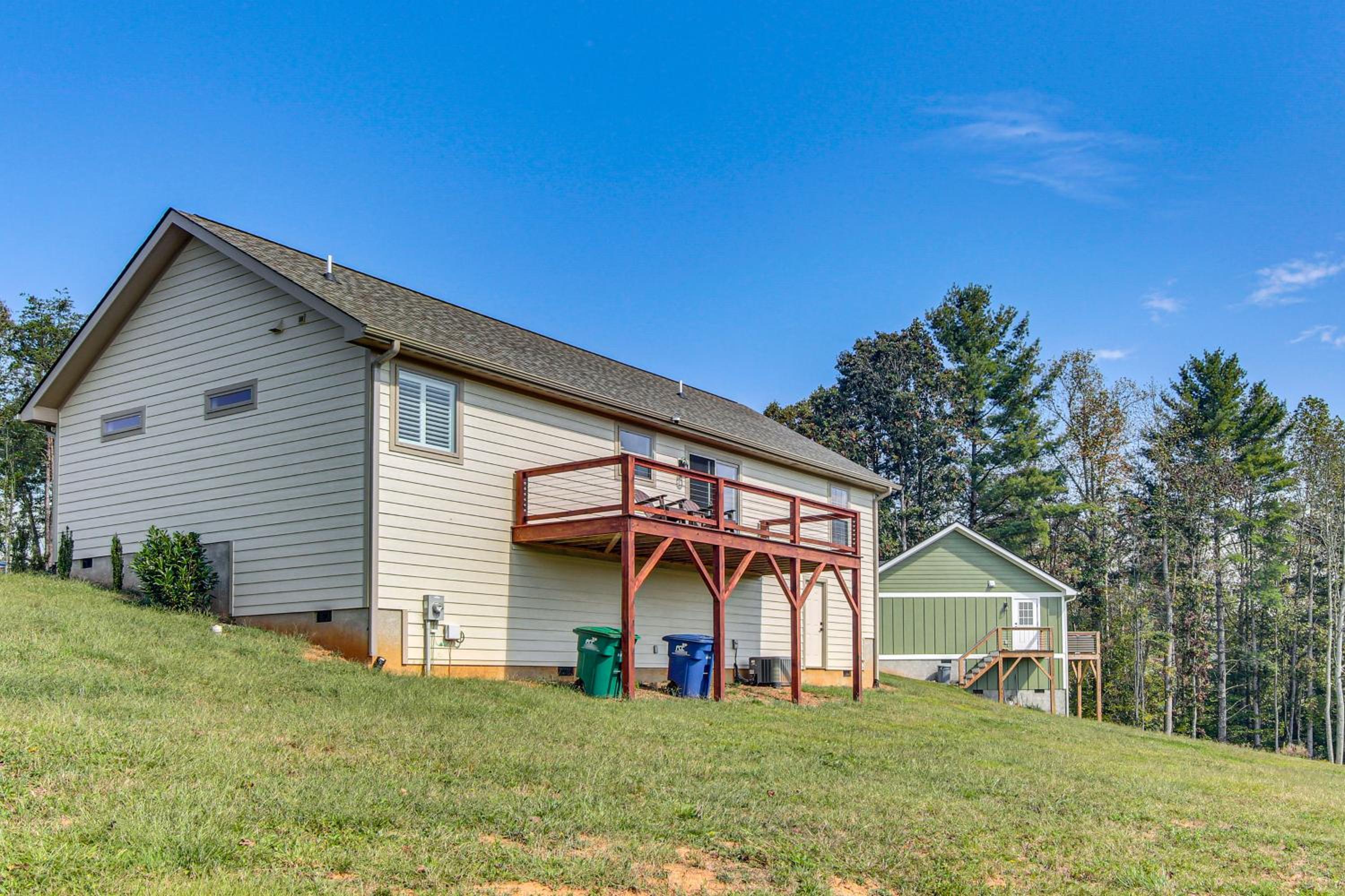 5 Mi to Dtwn, Stunning Views Weaverville Retreat!