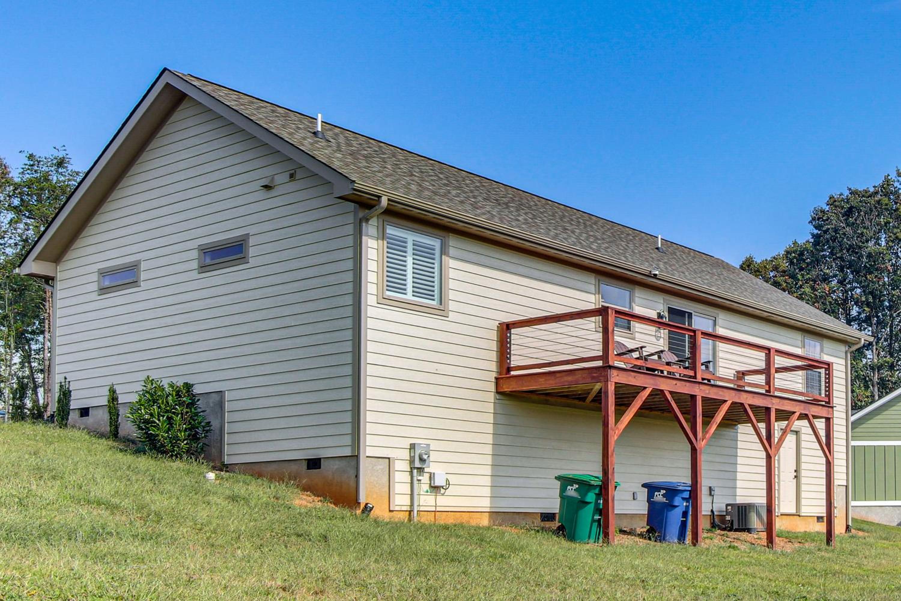 5 Mi to Dtwn, Stunning Views Weaverville Retreat!