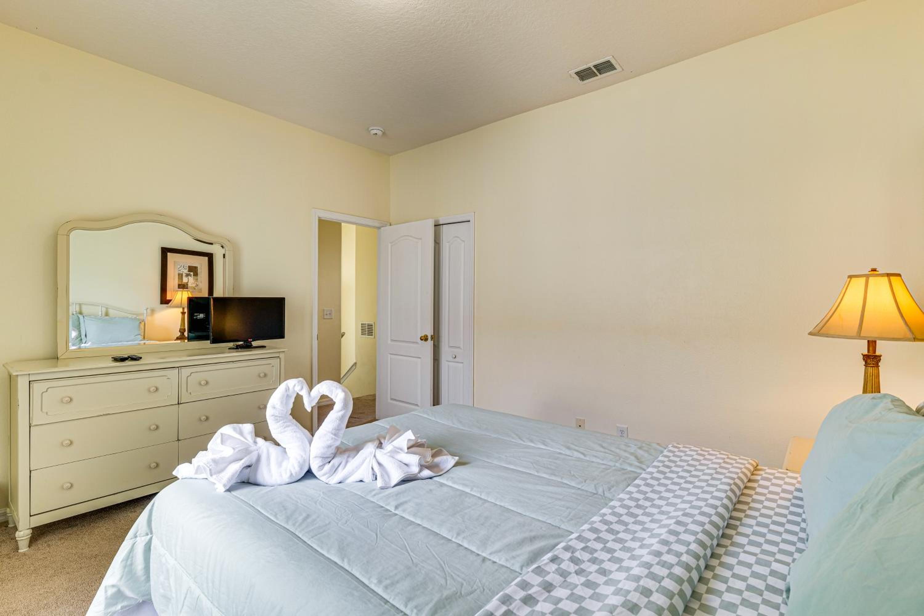 8 Mi to Disney! Paradise Found Villa with Games