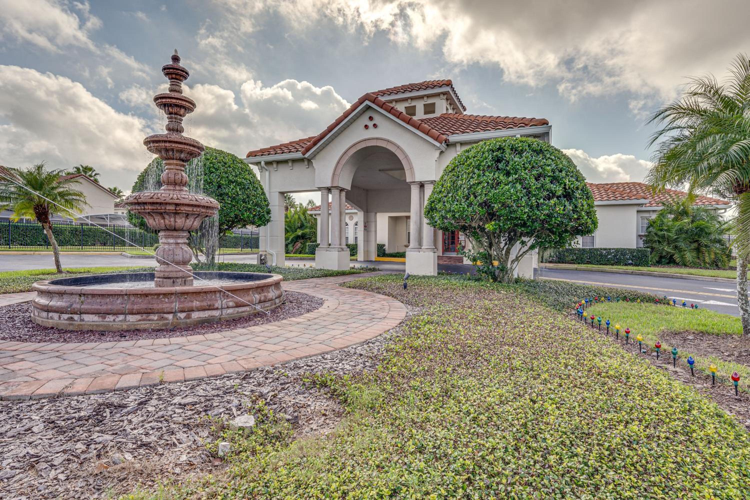 8 Mi to Disney! Paradise Found Villa with Games