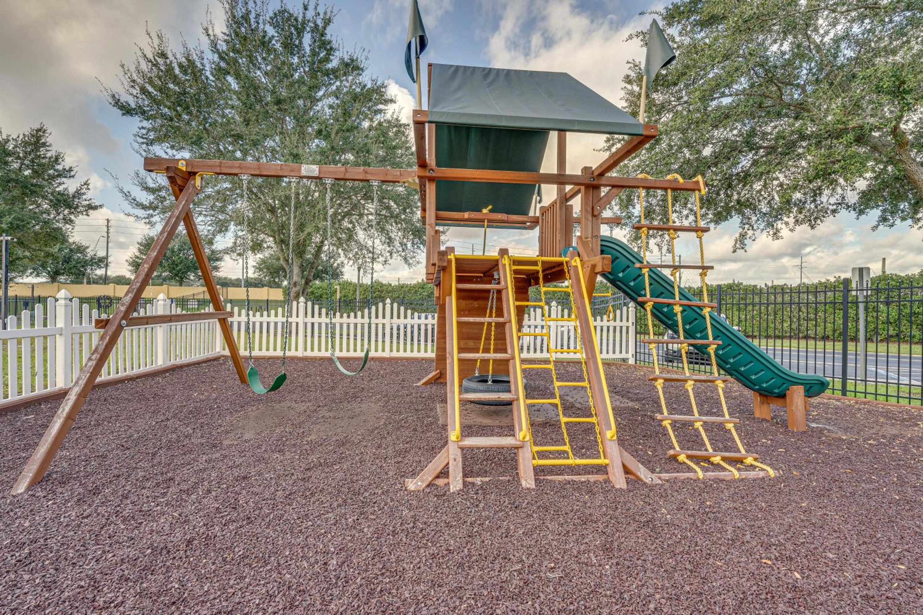 8 Mi to Disney! Paradise Found Villa with Games
