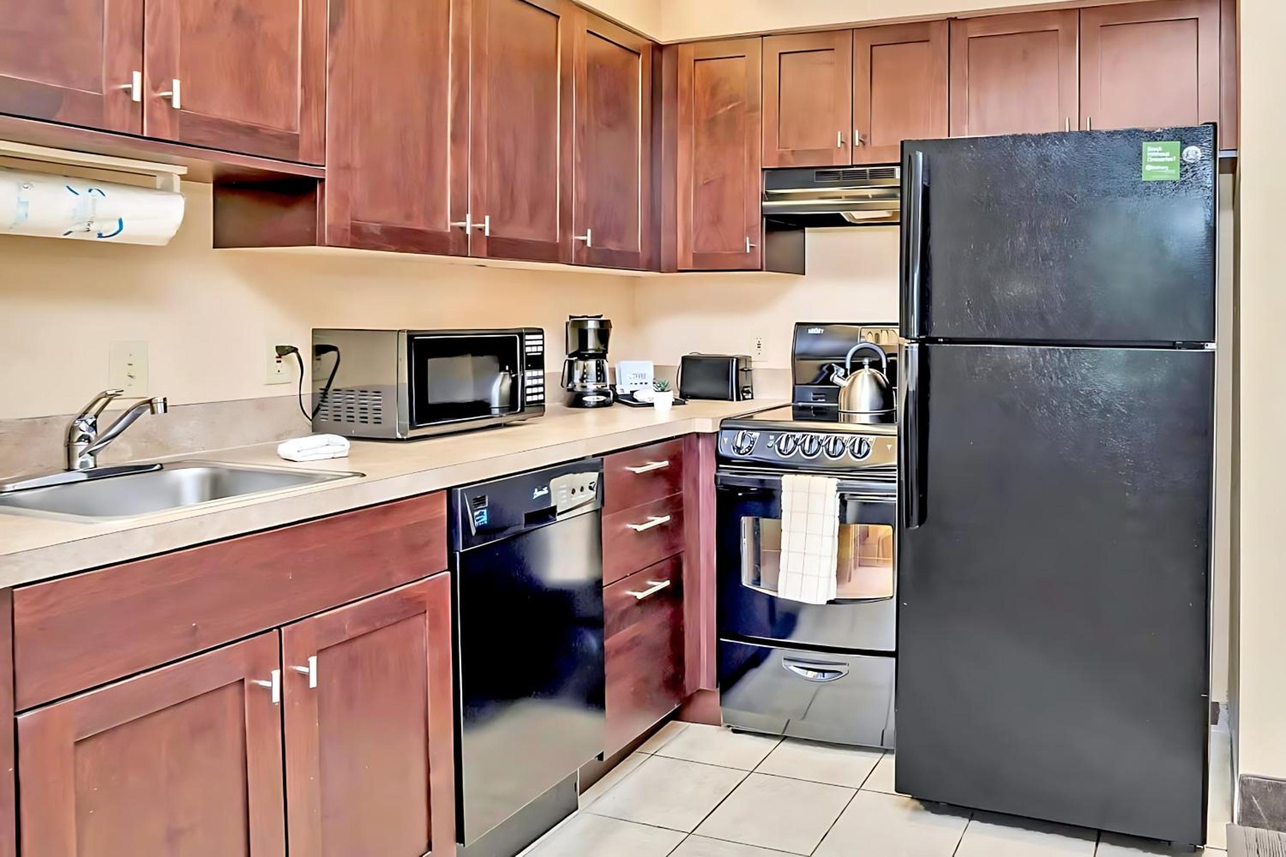 Peaceful 1 King BR Apartment w Hot Tub & Pool