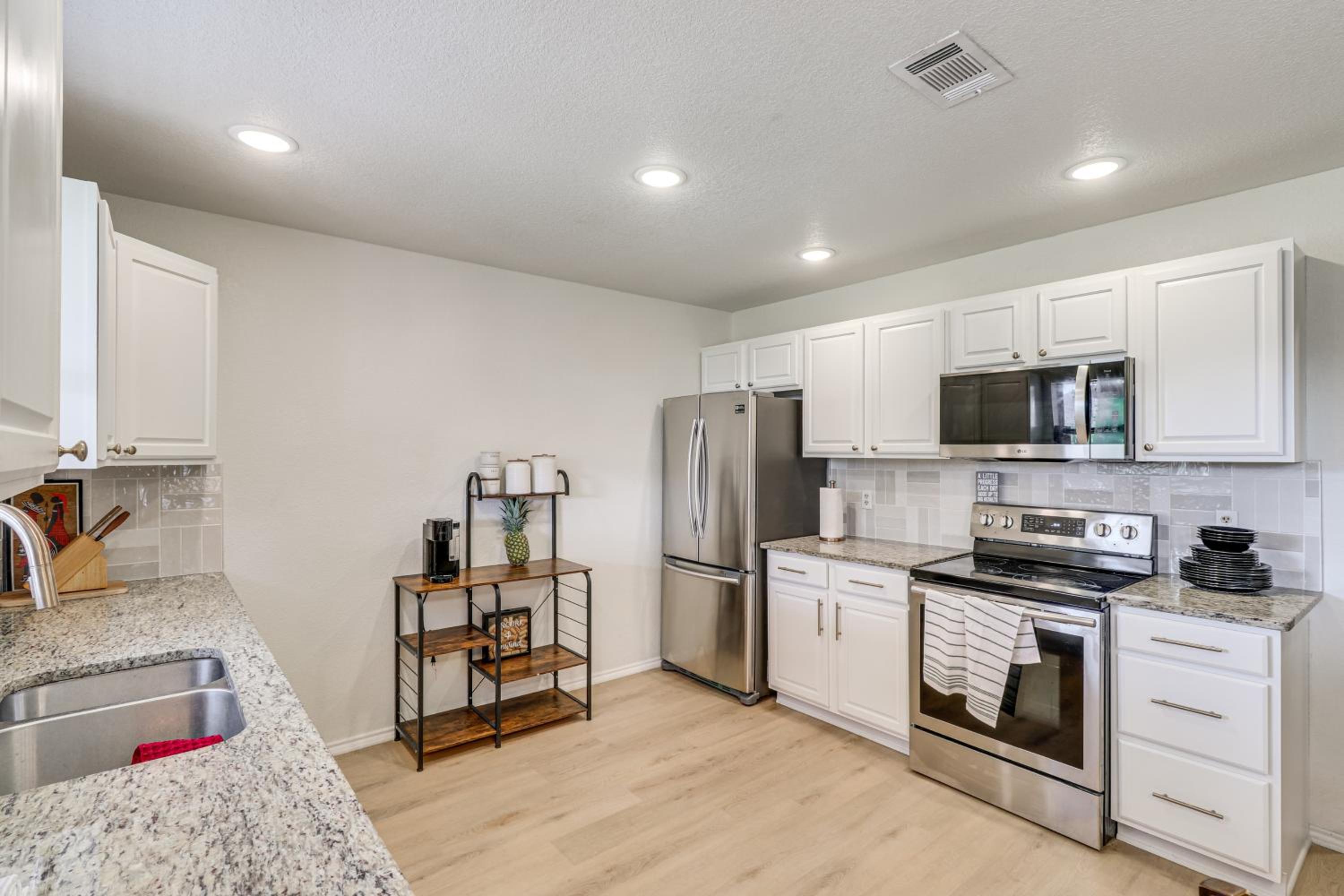 Fenced-In Yard Family Home 4 Mi to Dtwn Killeen!