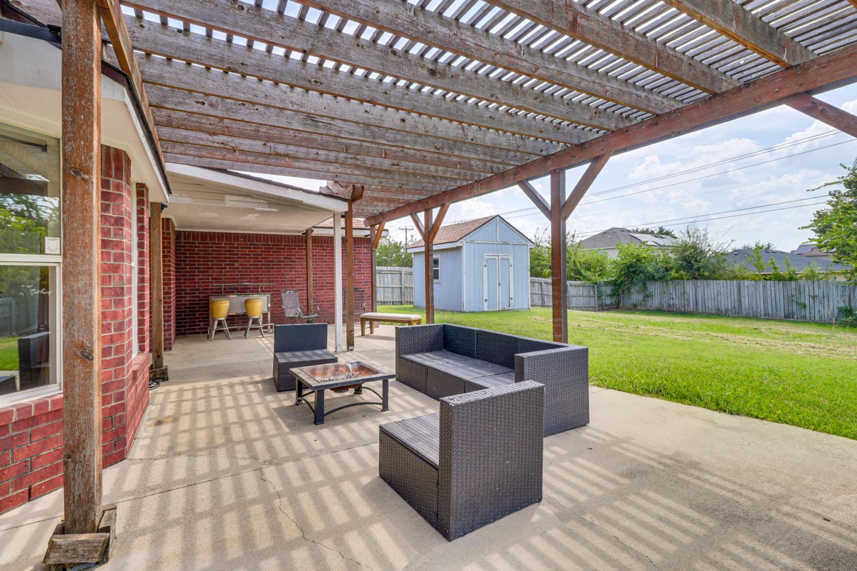 Fenced-In Yard Family Home 4 Mi to Dtwn Killeen!