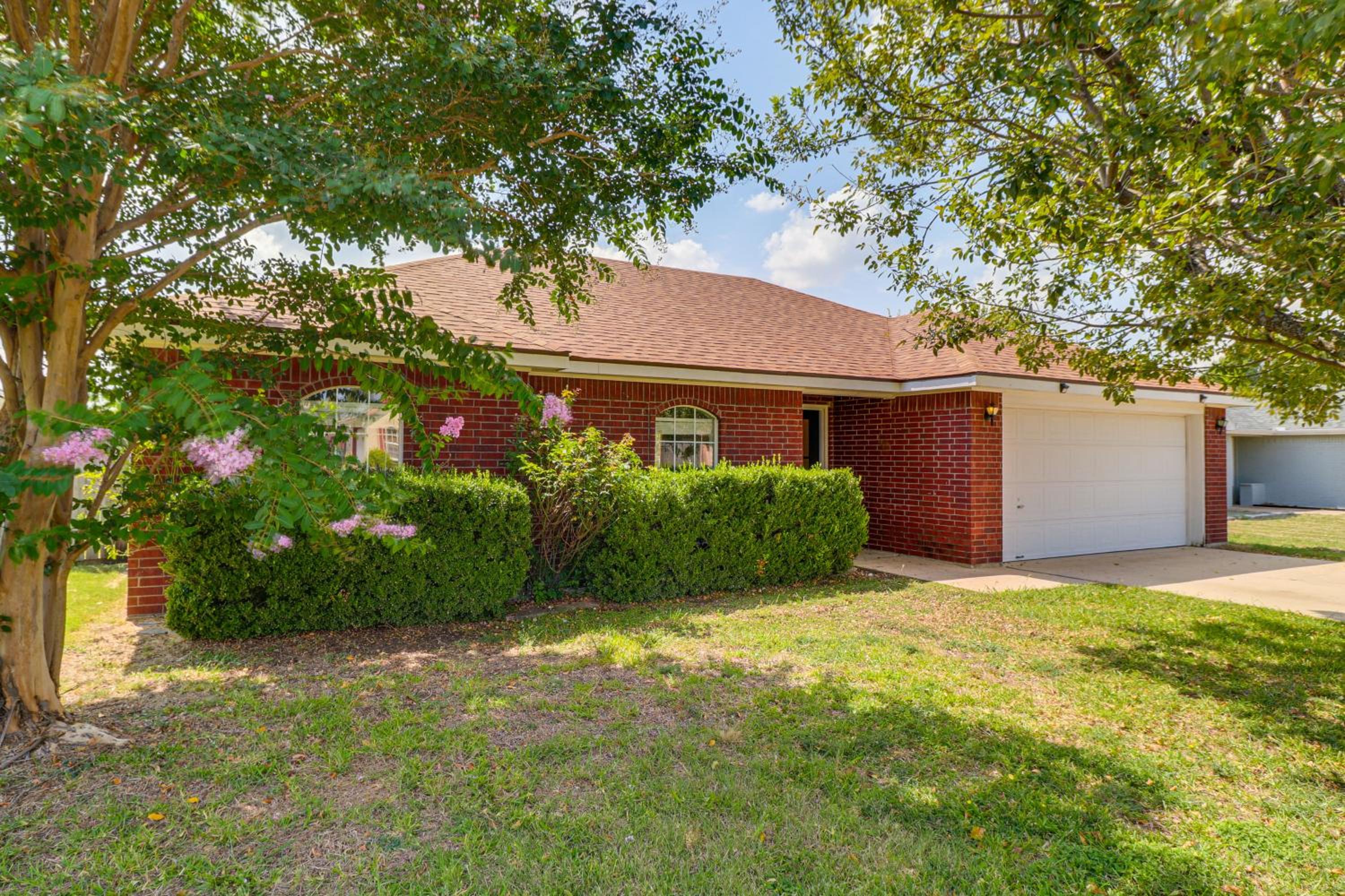 Fenced-In Yard Family Home 4 Mi to Dtwn Killeen!