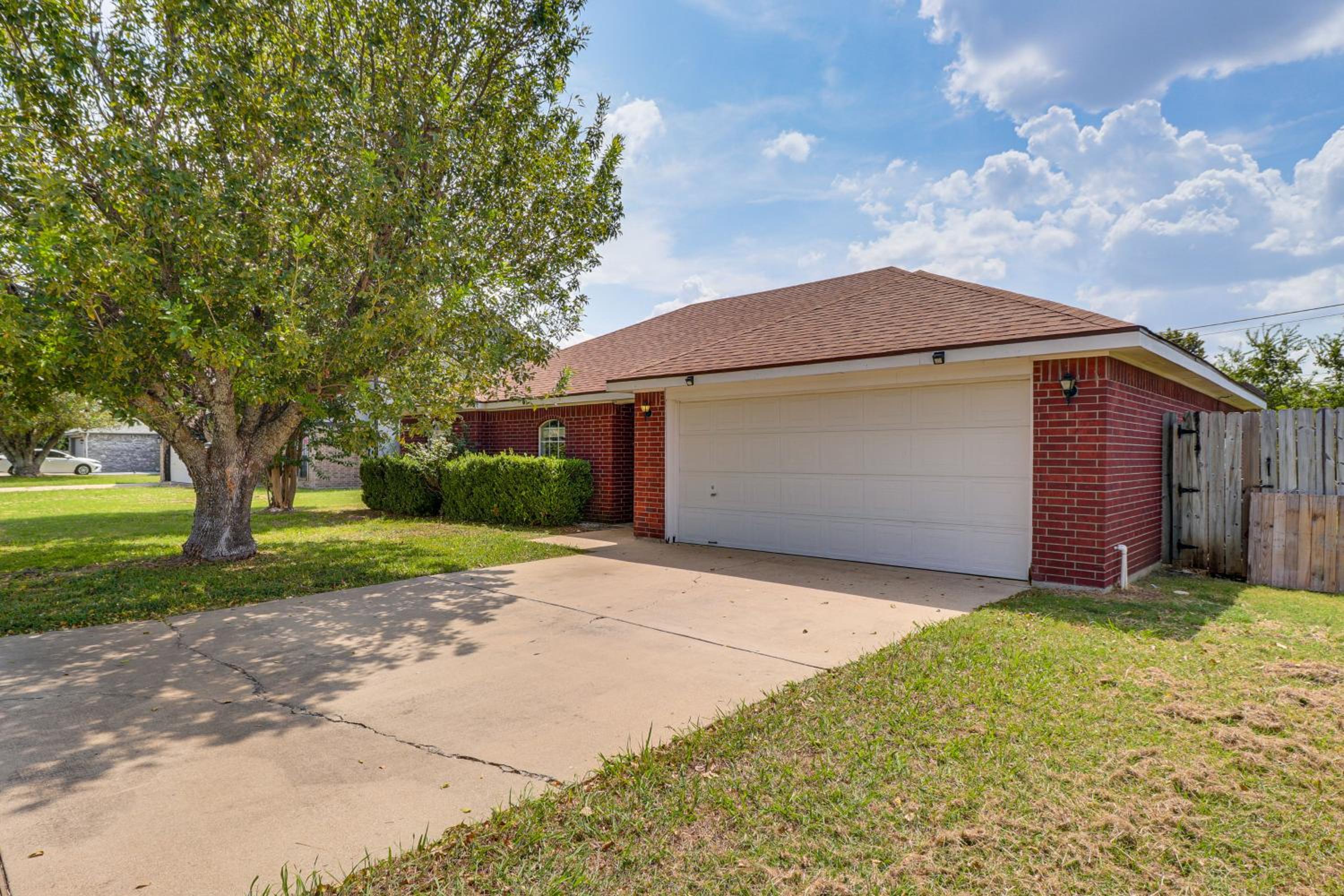 Fenced-In Yard Family Home 4 Mi to Dtwn Killeen!