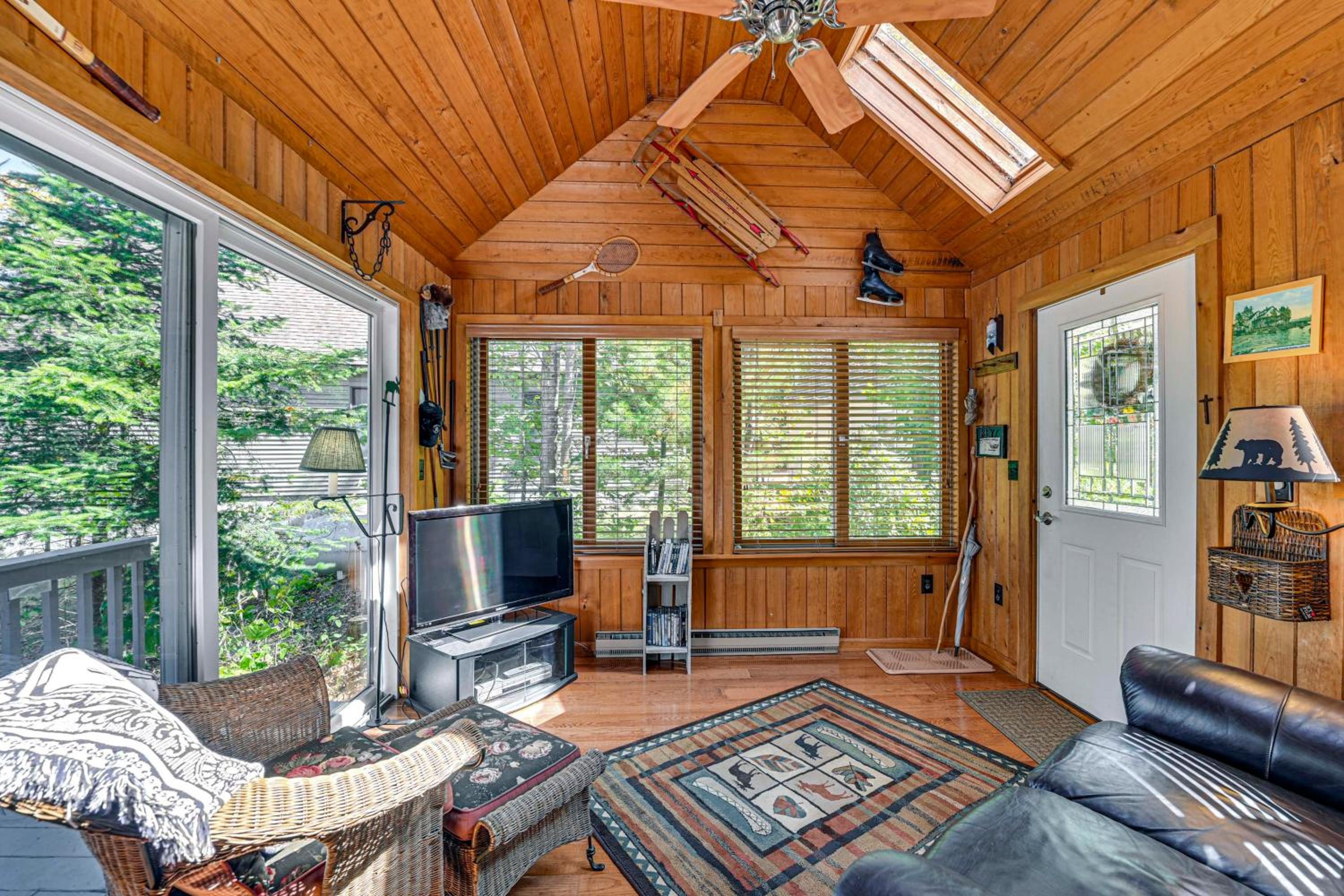 6 Mi to Ski Slopes Oak View Lakefront Home!