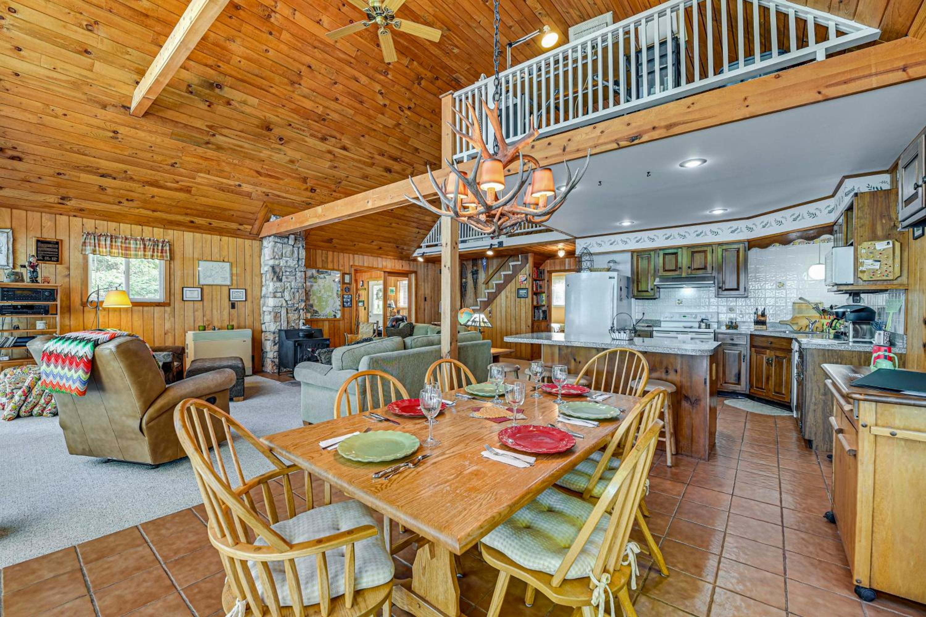 6 Mi to Ski Slopes Oak View Lakefront Home!