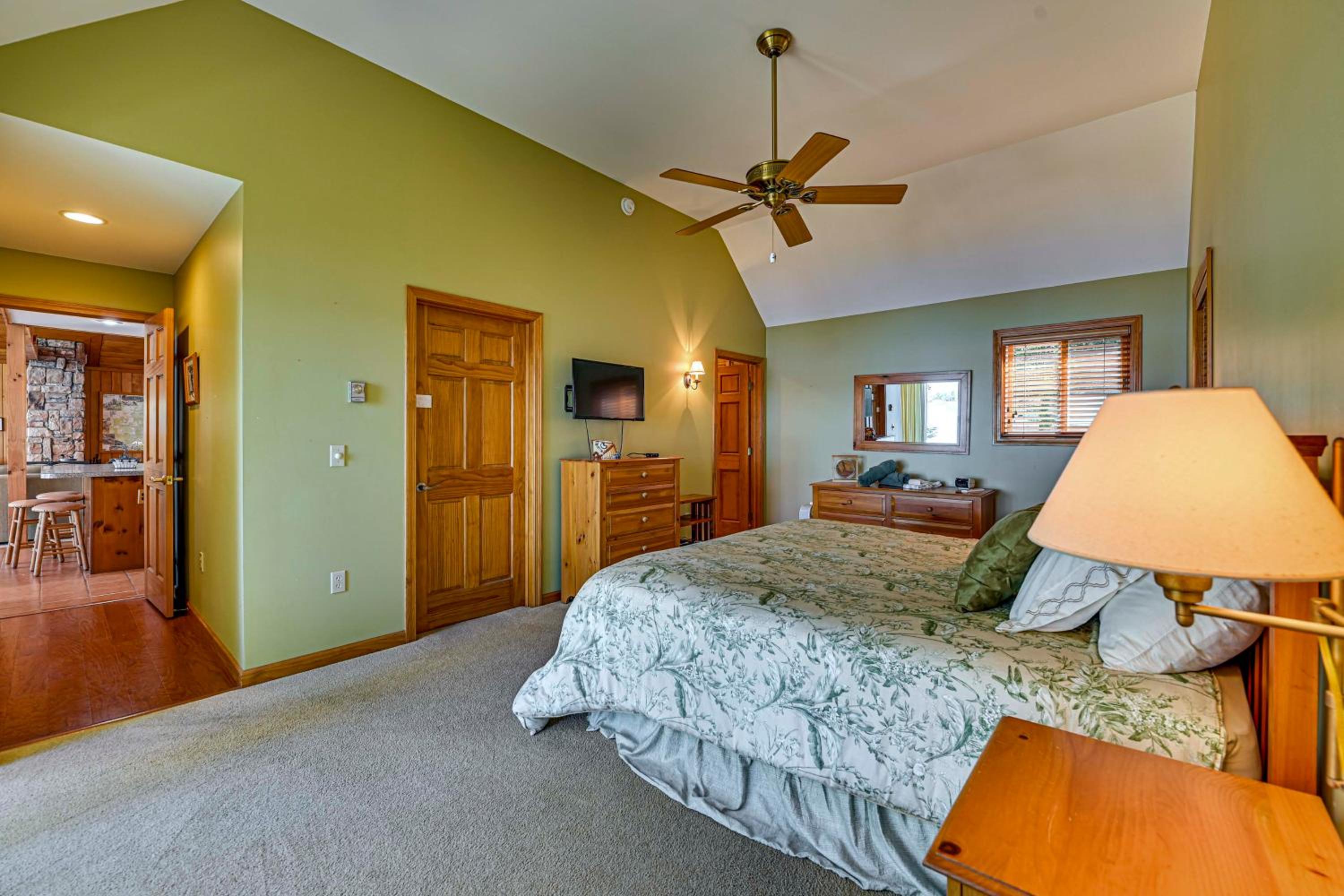 6 Mi to Ski Slopes Oak View Lakefront Home!