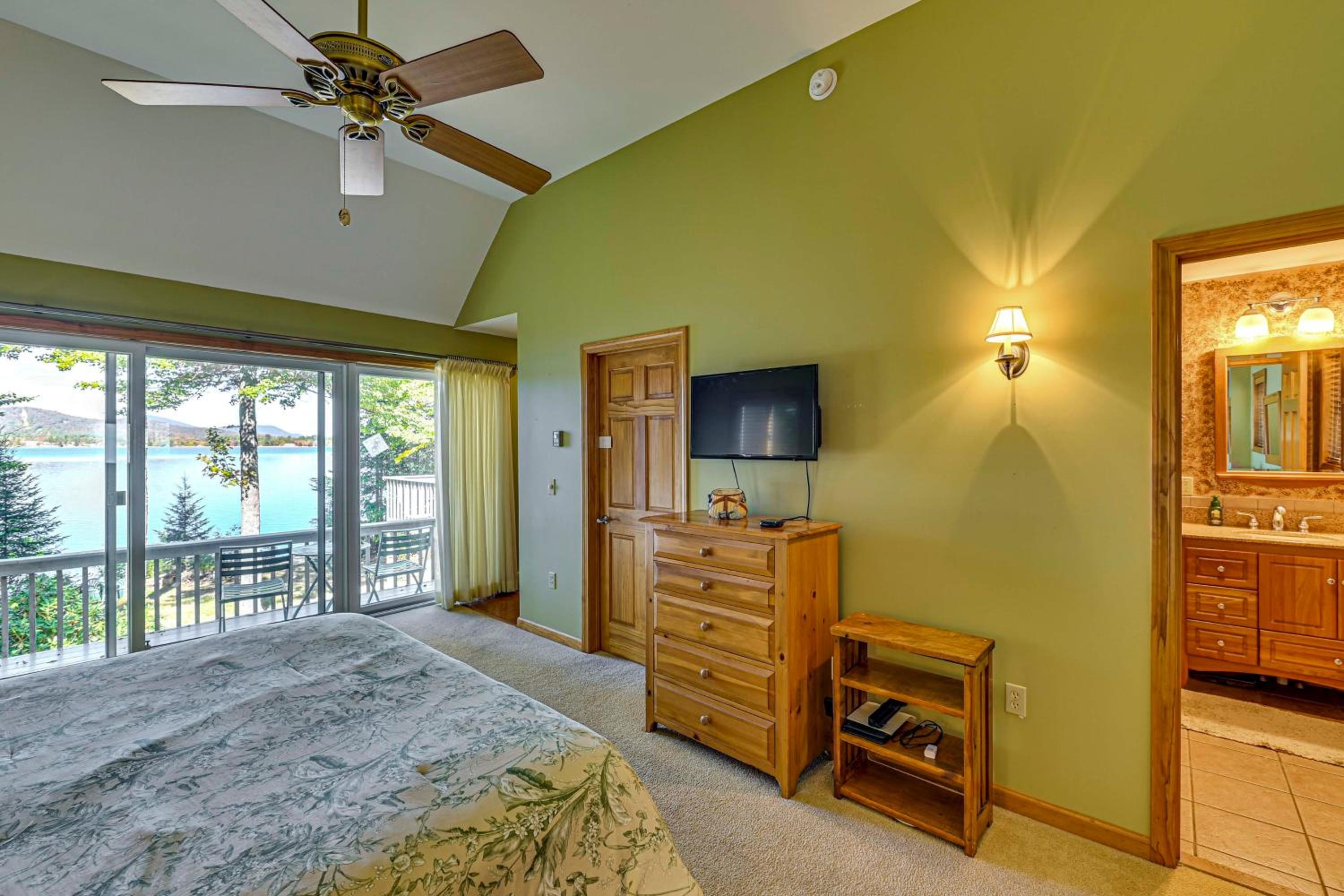 6 Mi to Ski Slopes Oak View Lakefront Home!
