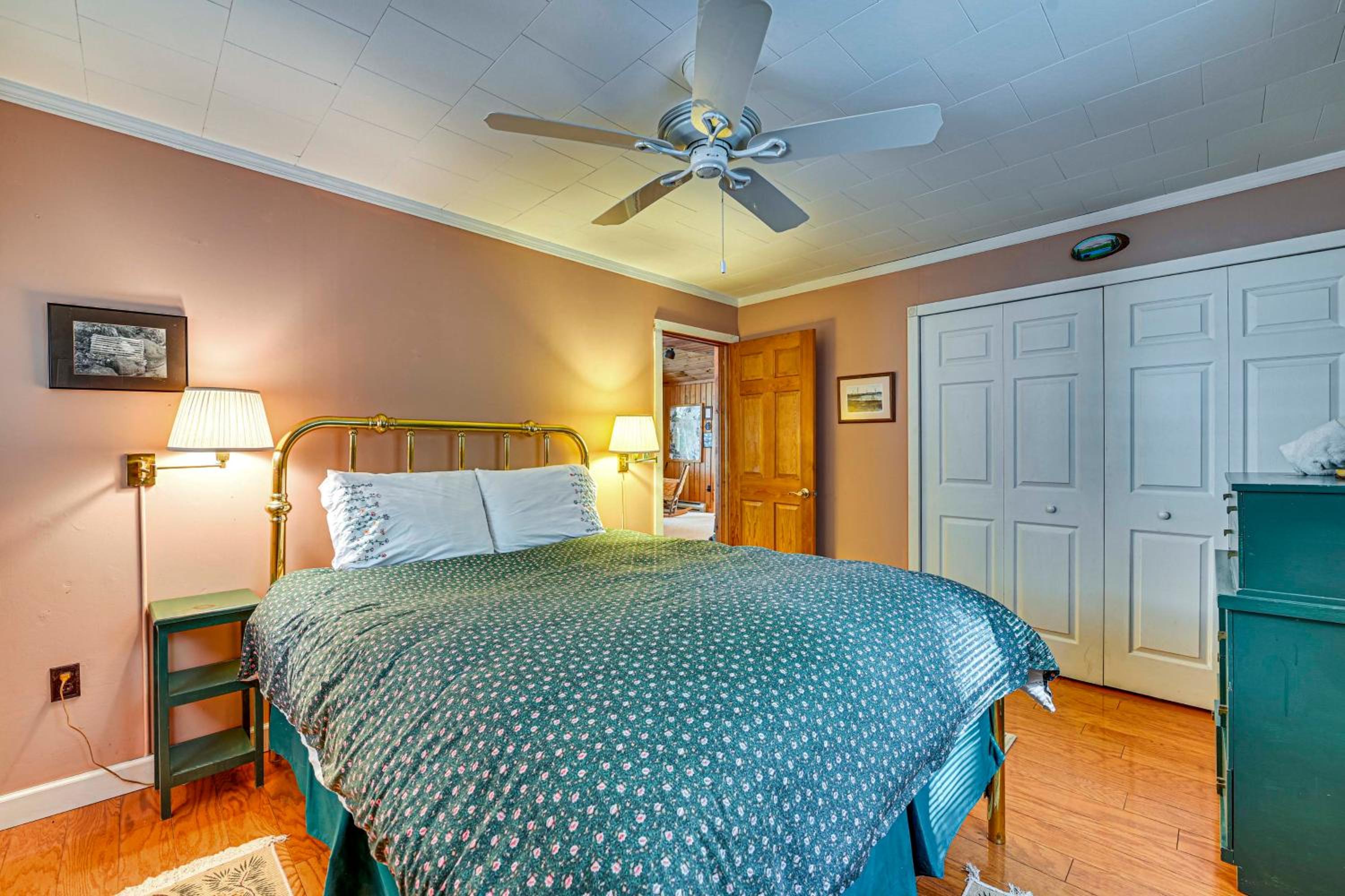 6 Mi to Ski Slopes Oak View Lakefront Home!