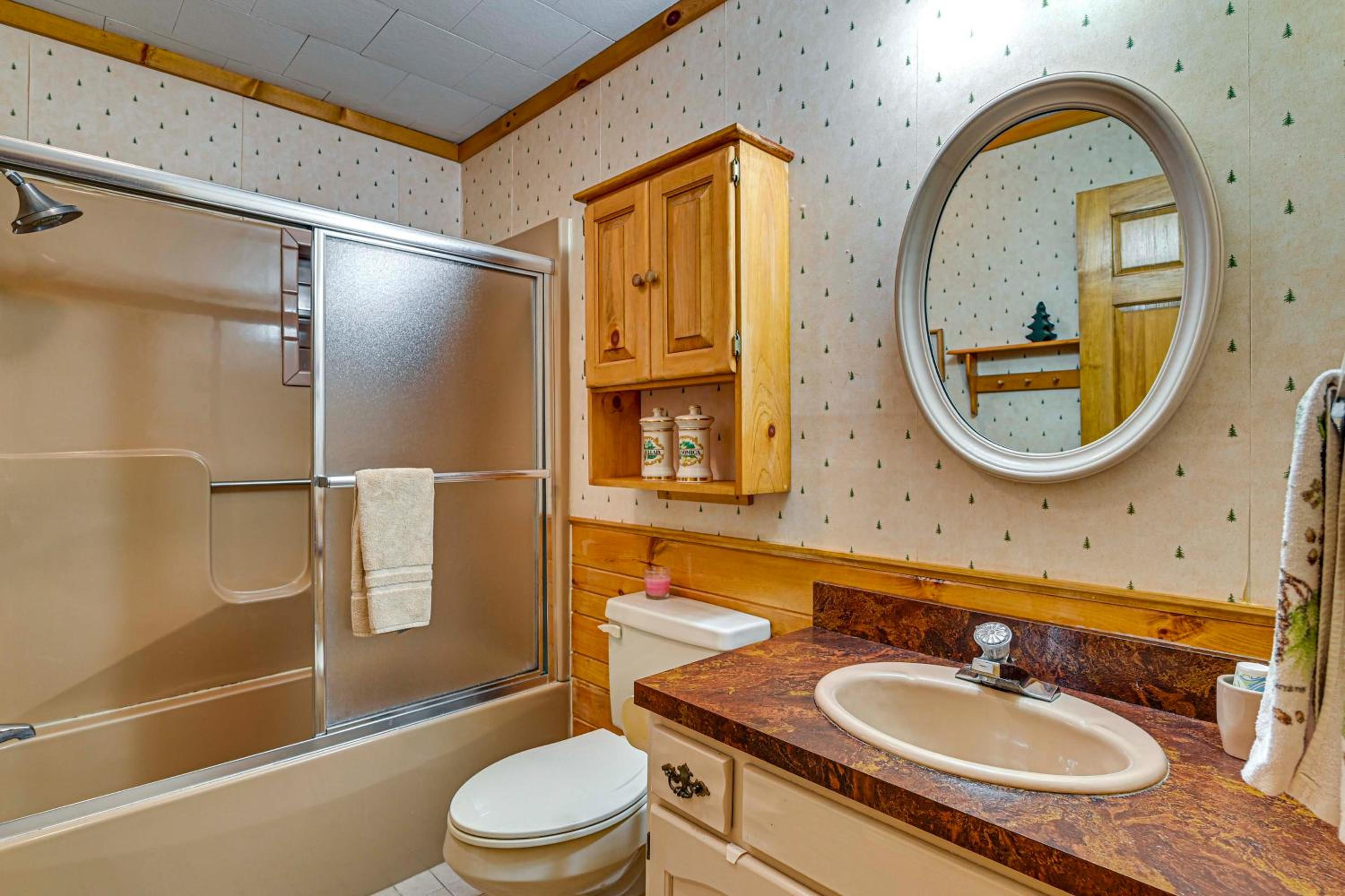 6 Mi to Ski Slopes Oak View Lakefront Home!