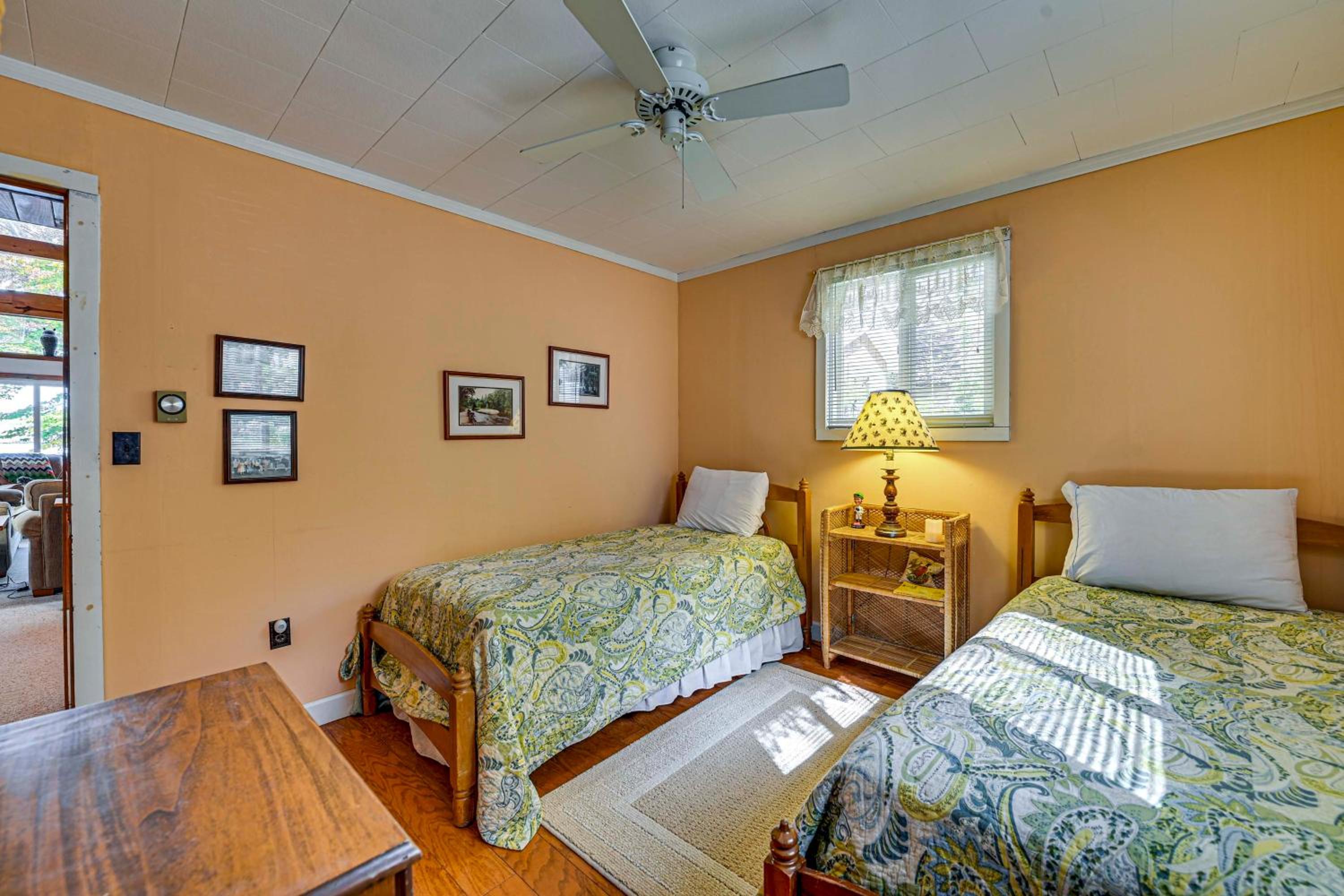 6 Mi to Ski Slopes Oak View Lakefront Home!