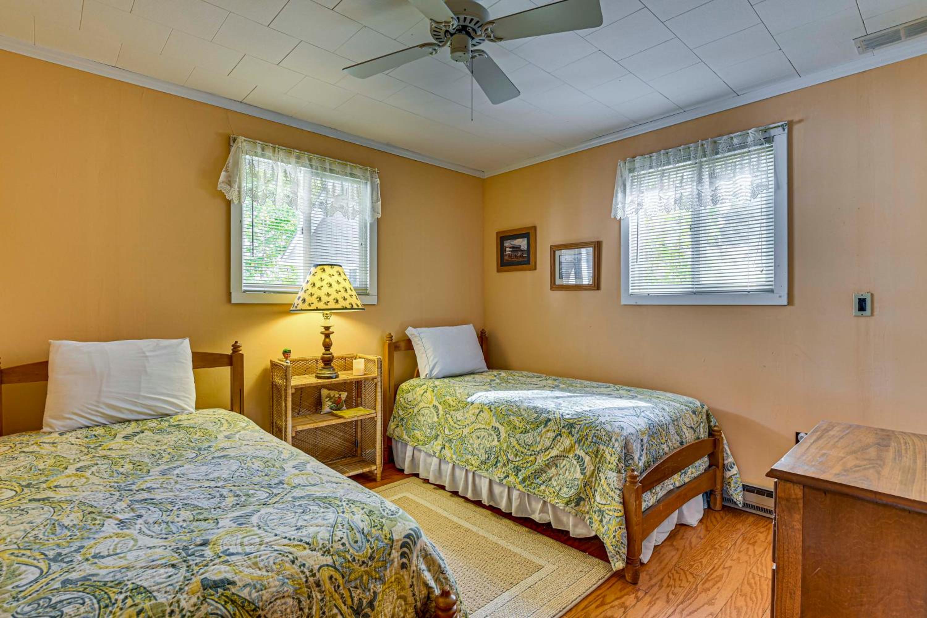 6 Mi to Ski Slopes Oak View Lakefront Home!