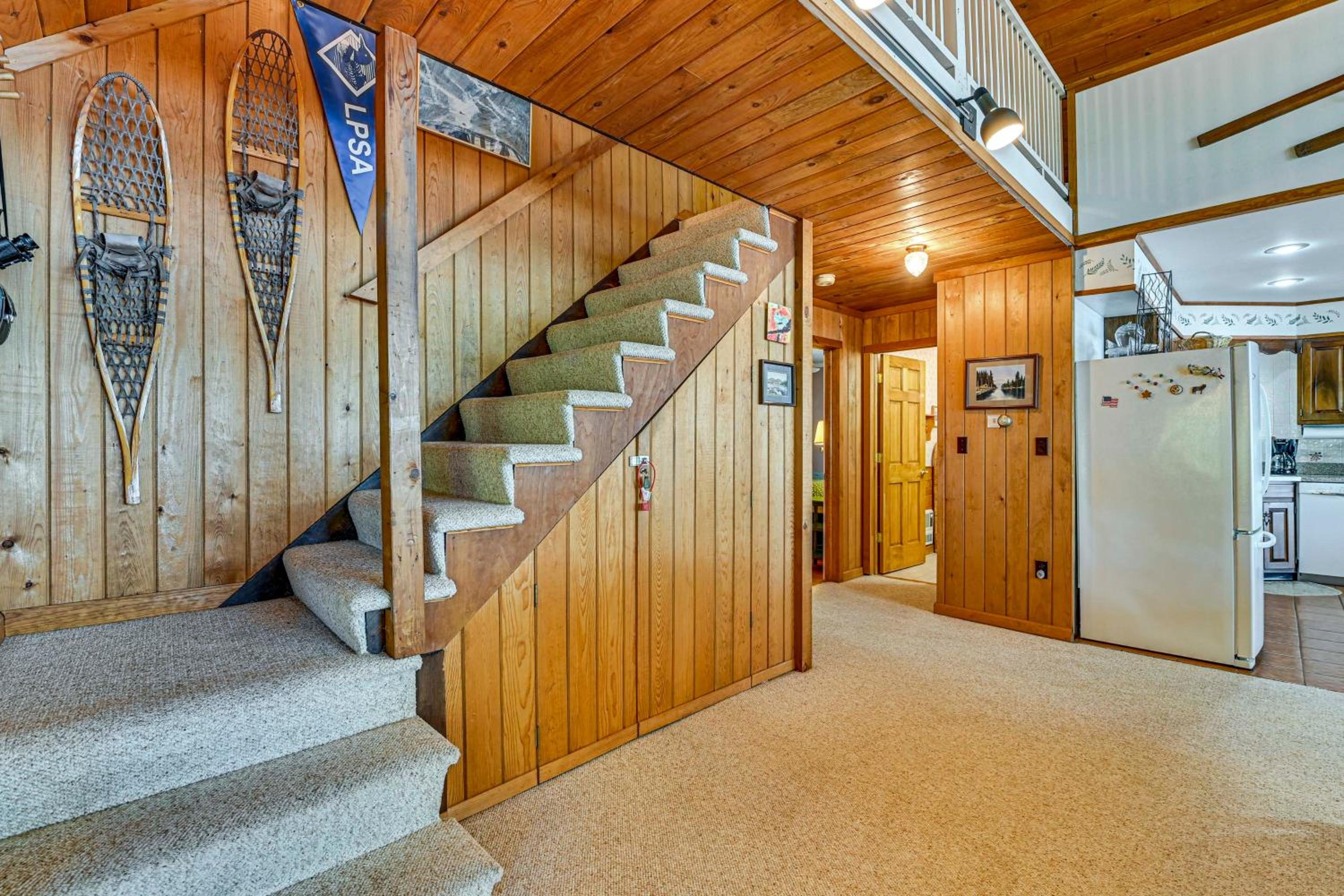 6 Mi to Ski Slopes Oak View Lakefront Home!