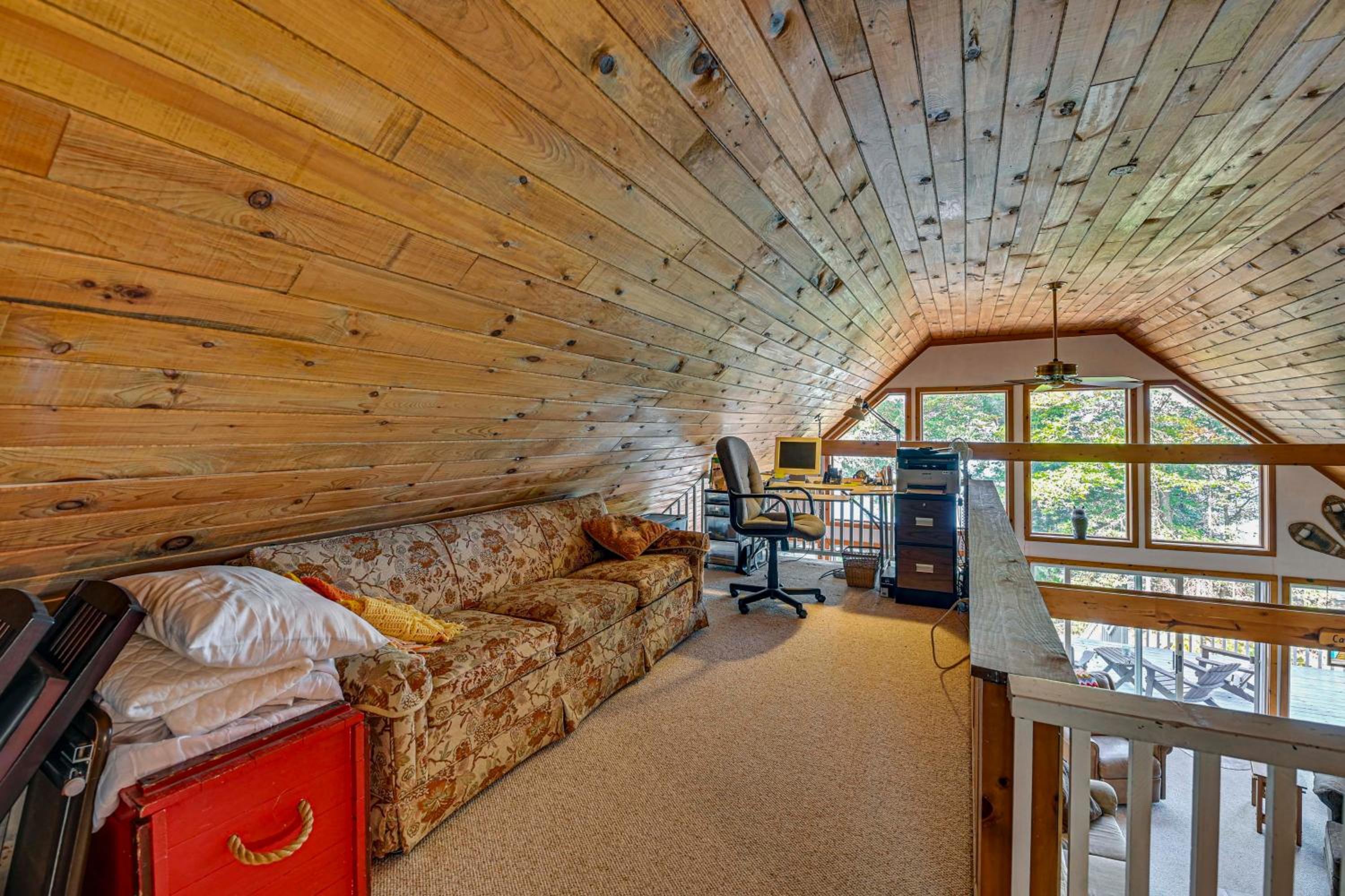 6 Mi to Ski Slopes Oak View Lakefront Home!
