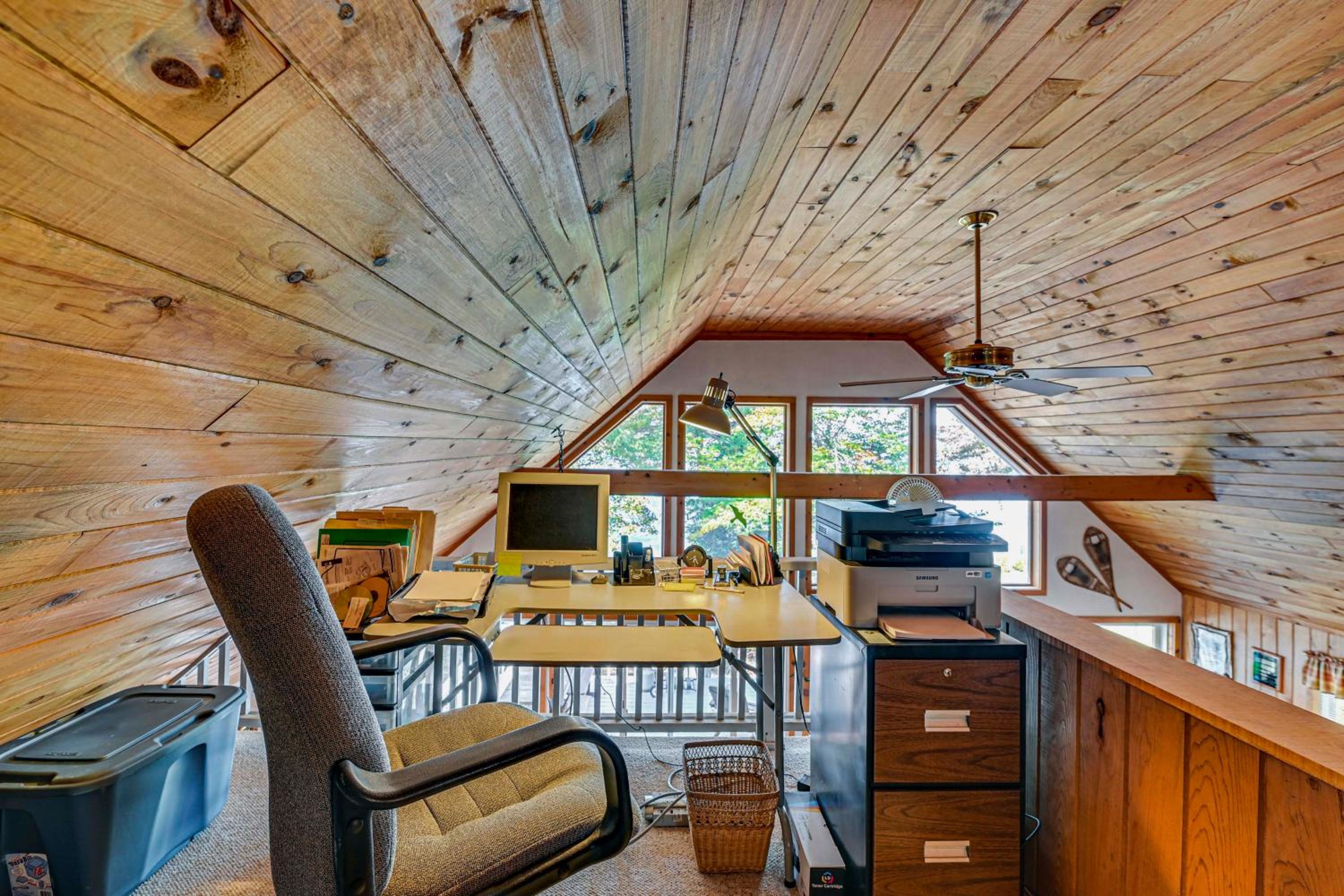 6 Mi to Ski Slopes Oak View Lakefront Home!