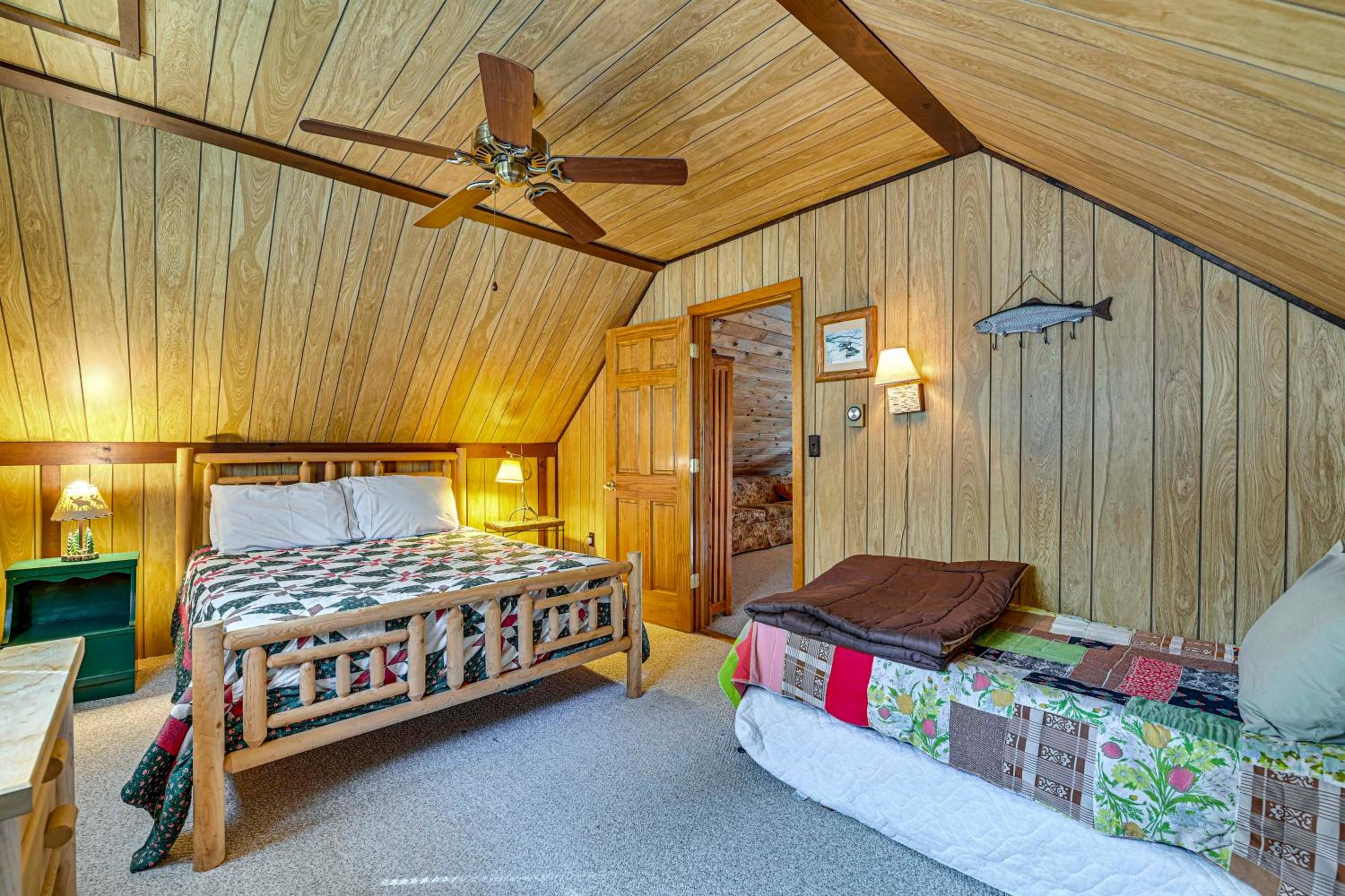 6 Mi to Ski Slopes Oak View Lakefront Home!