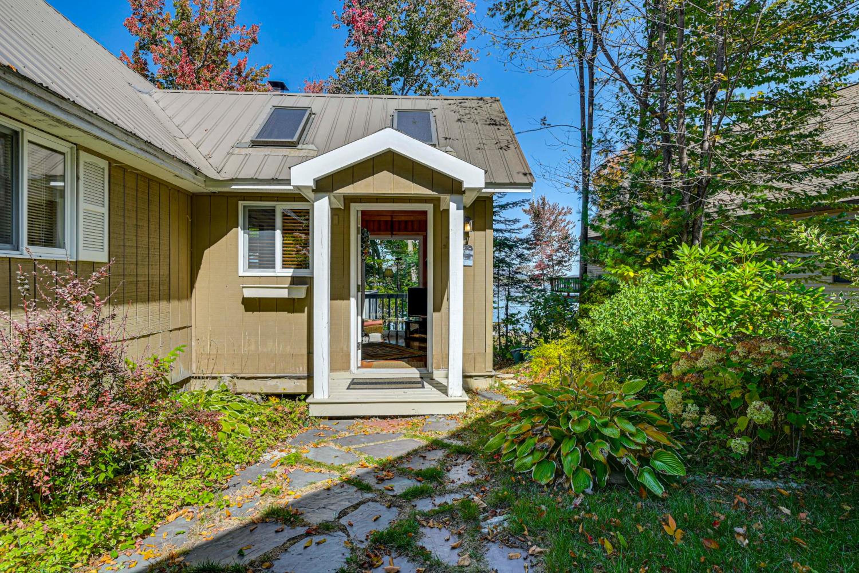 6 Mi to Ski Slopes Oak View Lakefront Home!