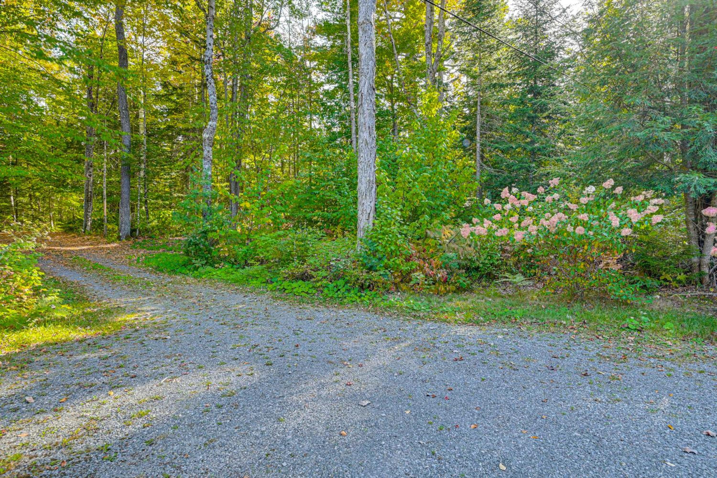 6 Mi to Ski Slopes Oak View Lakefront Home!